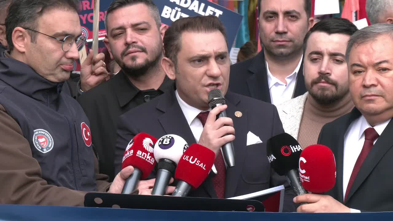 Devlet Memurları Konfederasyonu üyeleri, Bakanlık önünde... Ümit Demirel: "Dün dumanla bildirdiğimiz dilek ve taleplerimizi, bugün dilek ağacına asıyoruz"