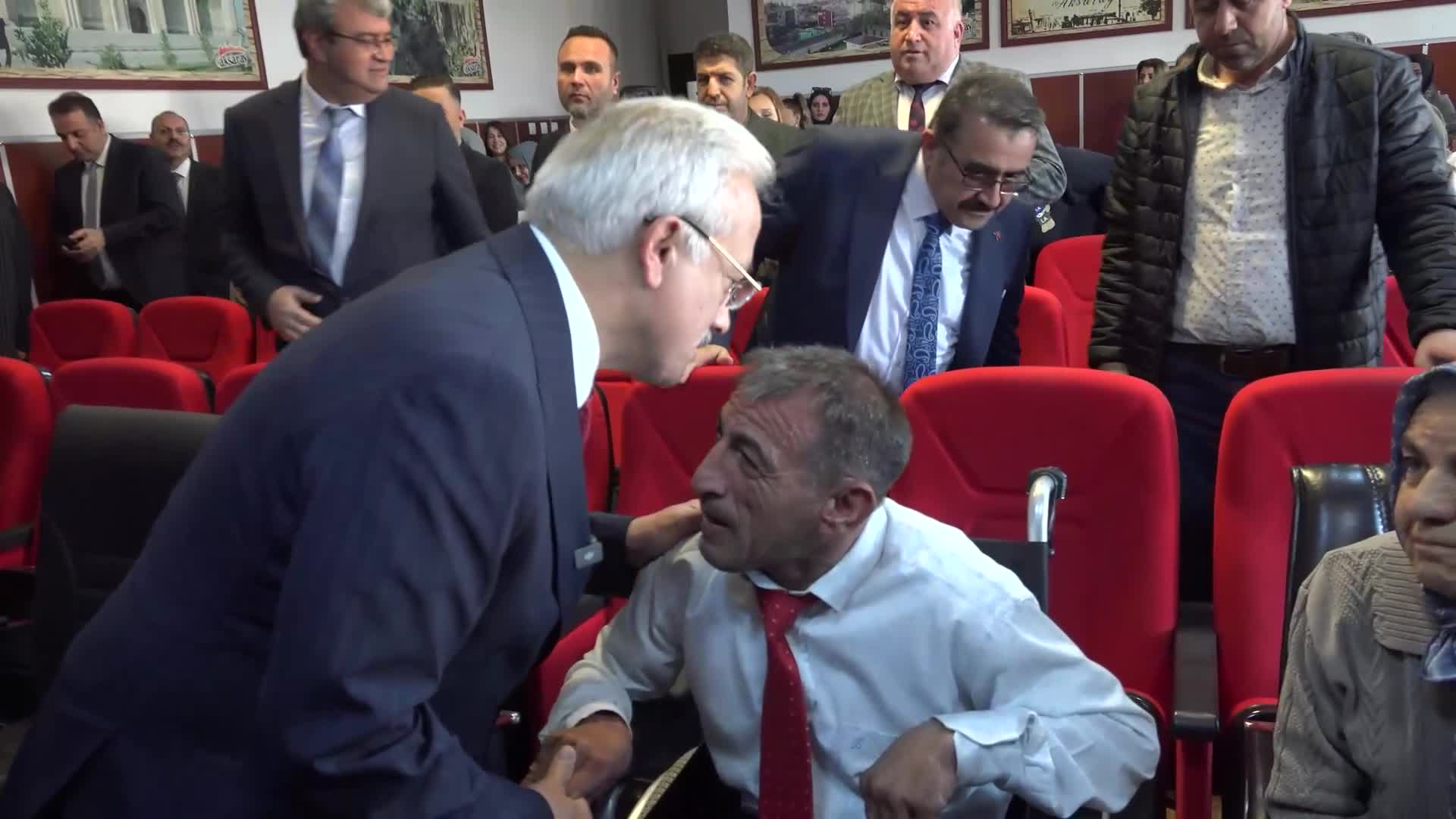 Aksaray'da okuma-yazma öğrenen engelli yurttaş Cumali Çağlayan, diplomasını gözyaşları içinde aldı
