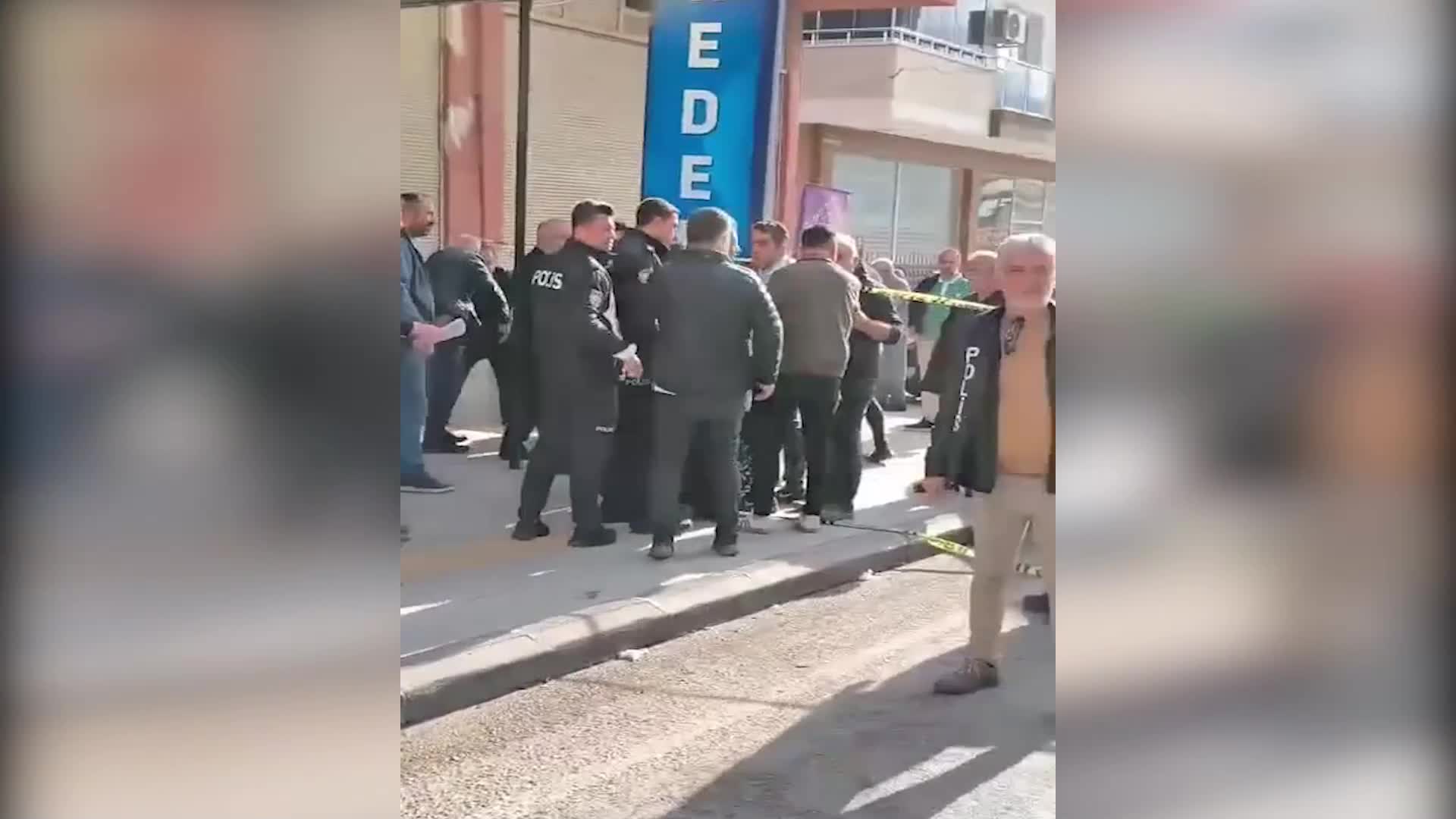Mersin'de 3 kişi öldürüldü, saldırgan bacağından vurularak etkisiz hale getirildi