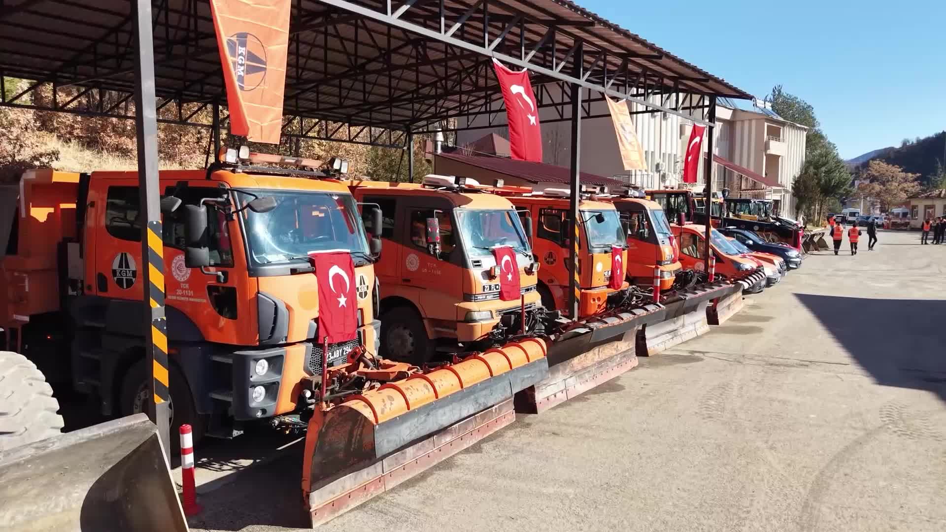 Tunceli'de zorlu kış şartlarına hazırlıklar tamamlandı... Vali Aygöl: "842 personel, 200 araçla teyakkuzdayız"