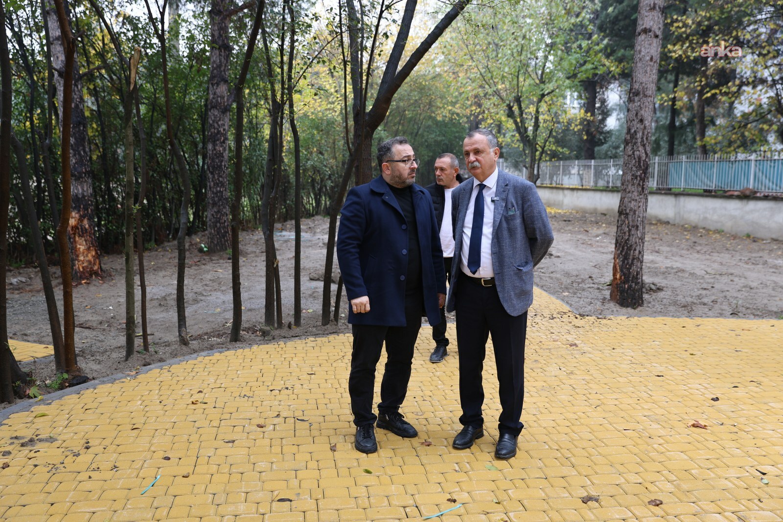 Yunusemre Belediye Başkanı Balaban, açılışı yaklaşan Emekli Kafe’de incelemelerde bulundu