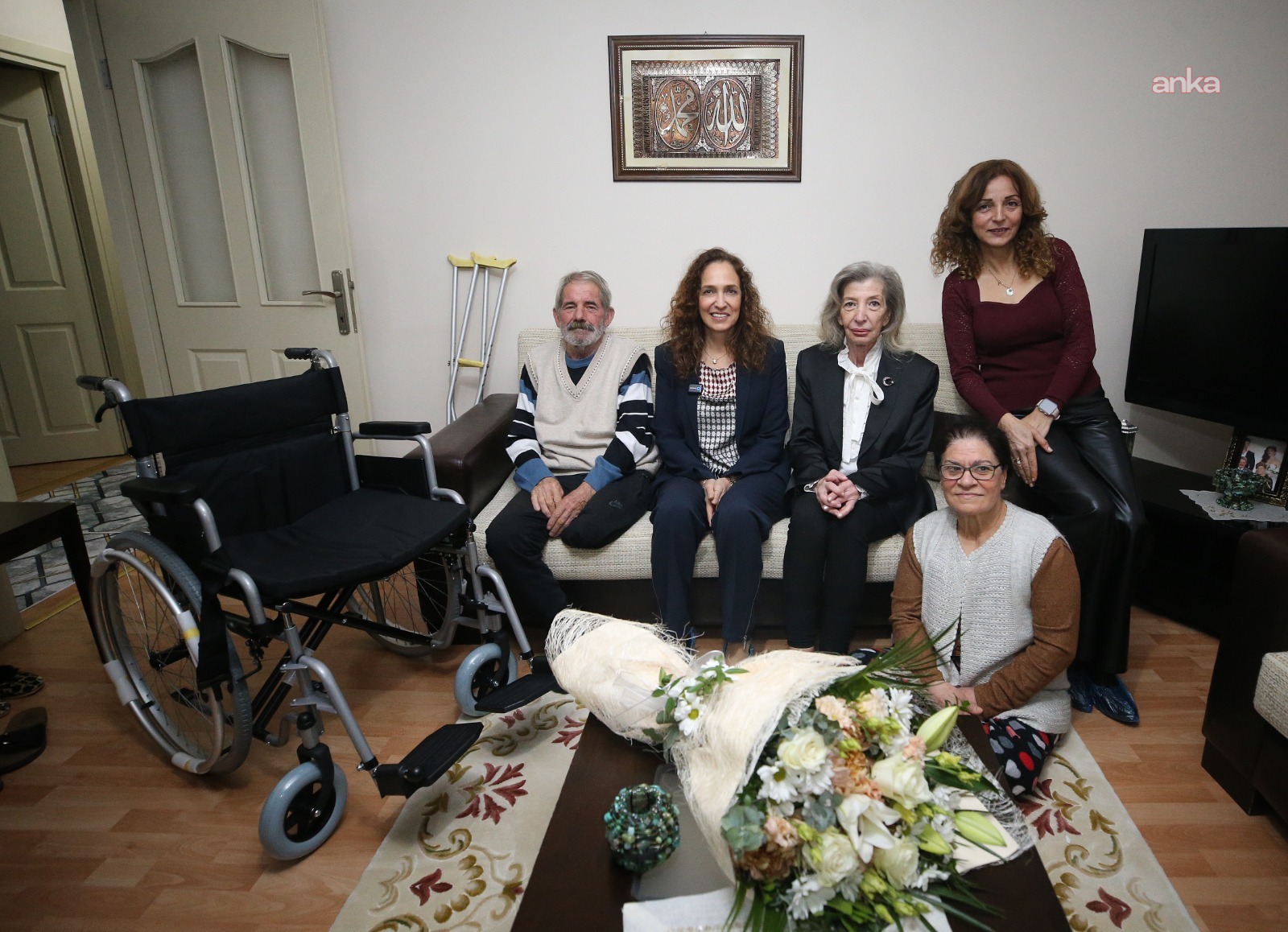 Karşıyaka’da mavi kapaklar tekerlekli sandalyeye dönüştü