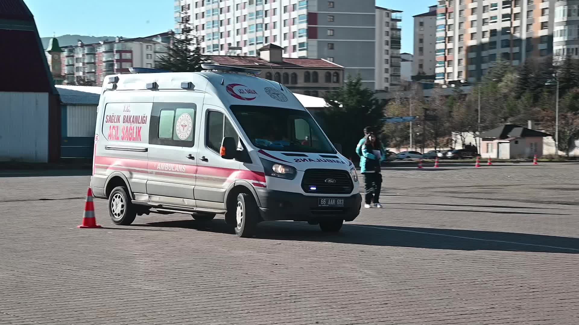 Yozgat’ta 112 acil ambulans personeli, engelli parkurda zamana karşı yarıştı