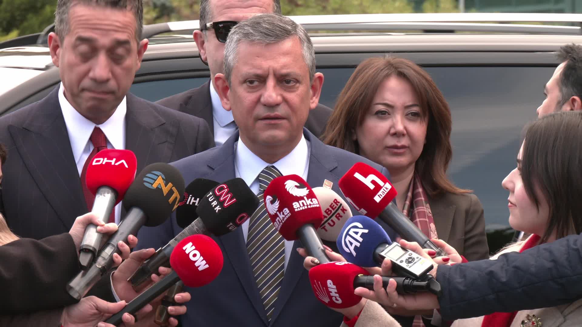 Özgür Özel, Uyuşmazlık Mahkemesi Başkanı Güleç'i ziyaret etti: "Türkiye'nin anayasaya bağlı bir hukuk devleti olması noktasındaki genel değerlendirmelerimizi paylaştık"