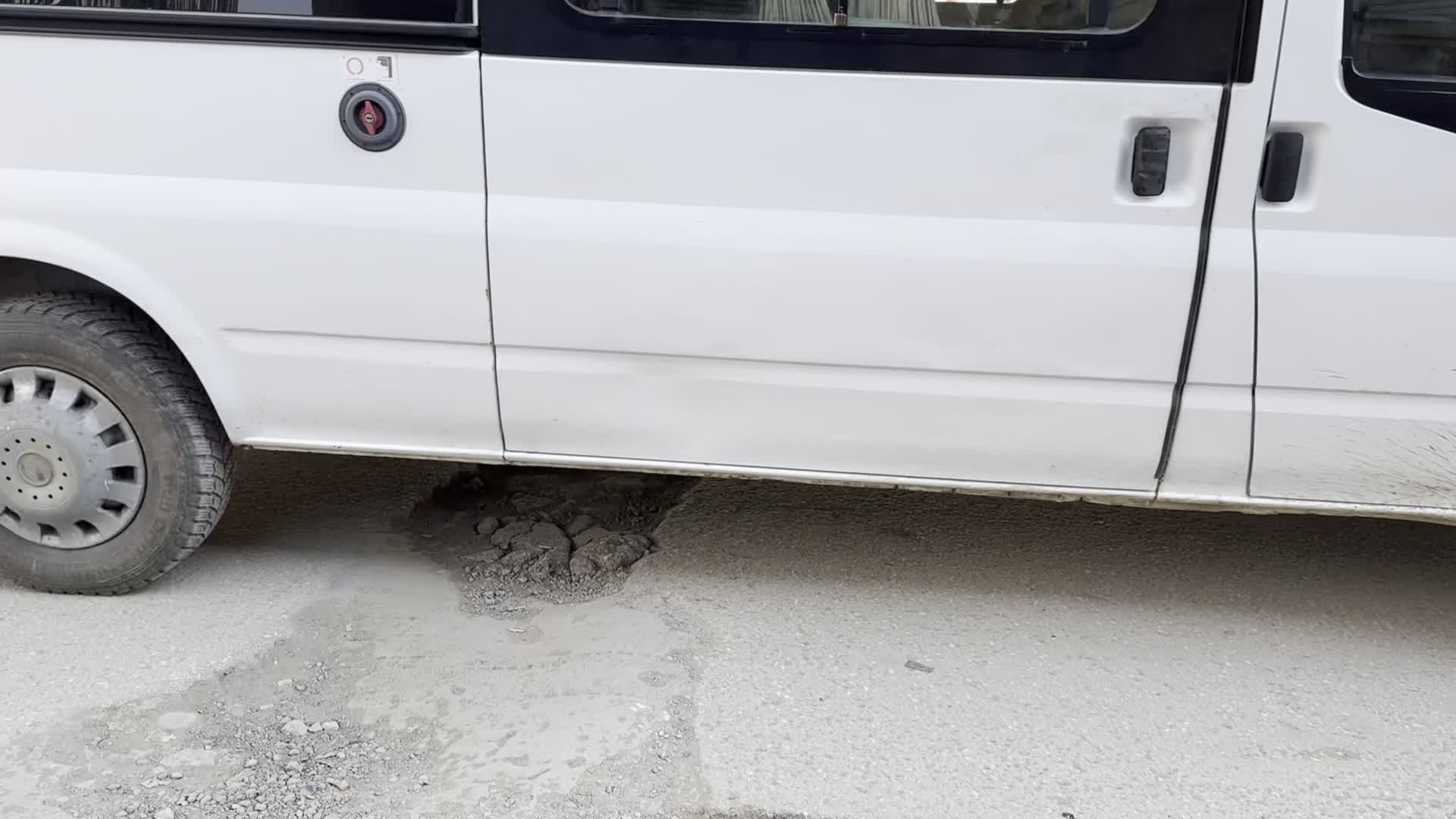 Yüksekova’da altyapı çalışmaları sonrası yollarda derin çukurlar oluştu, vatandaş çözüm bekliyor