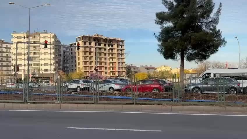 Diyarbakır’da itfaiye yangına gidemedi.. Dakikalarca mahsur kalan ekipler anonsla yol istedi