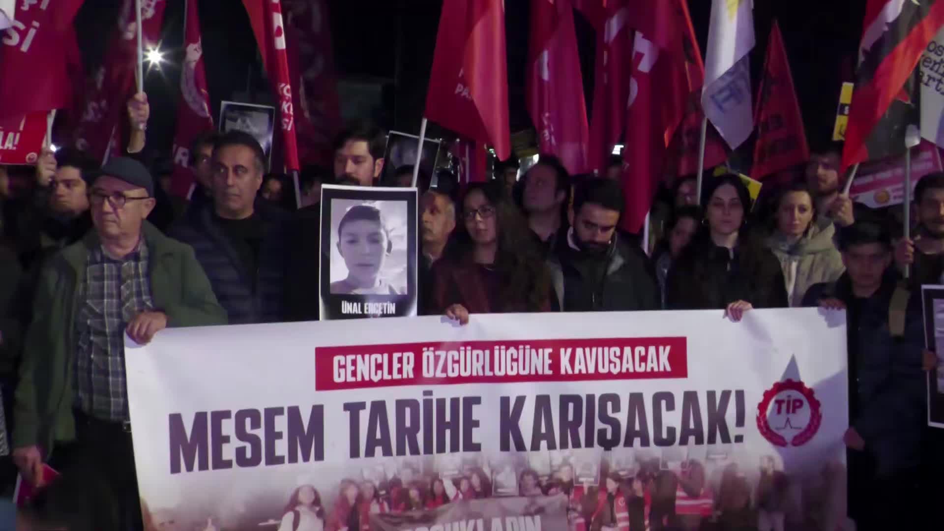 16 TİP'li gencin tutuklanması Beşiktaş'ta protesto edildi, bakan Yusuf Tekin istifaya çağrıldı