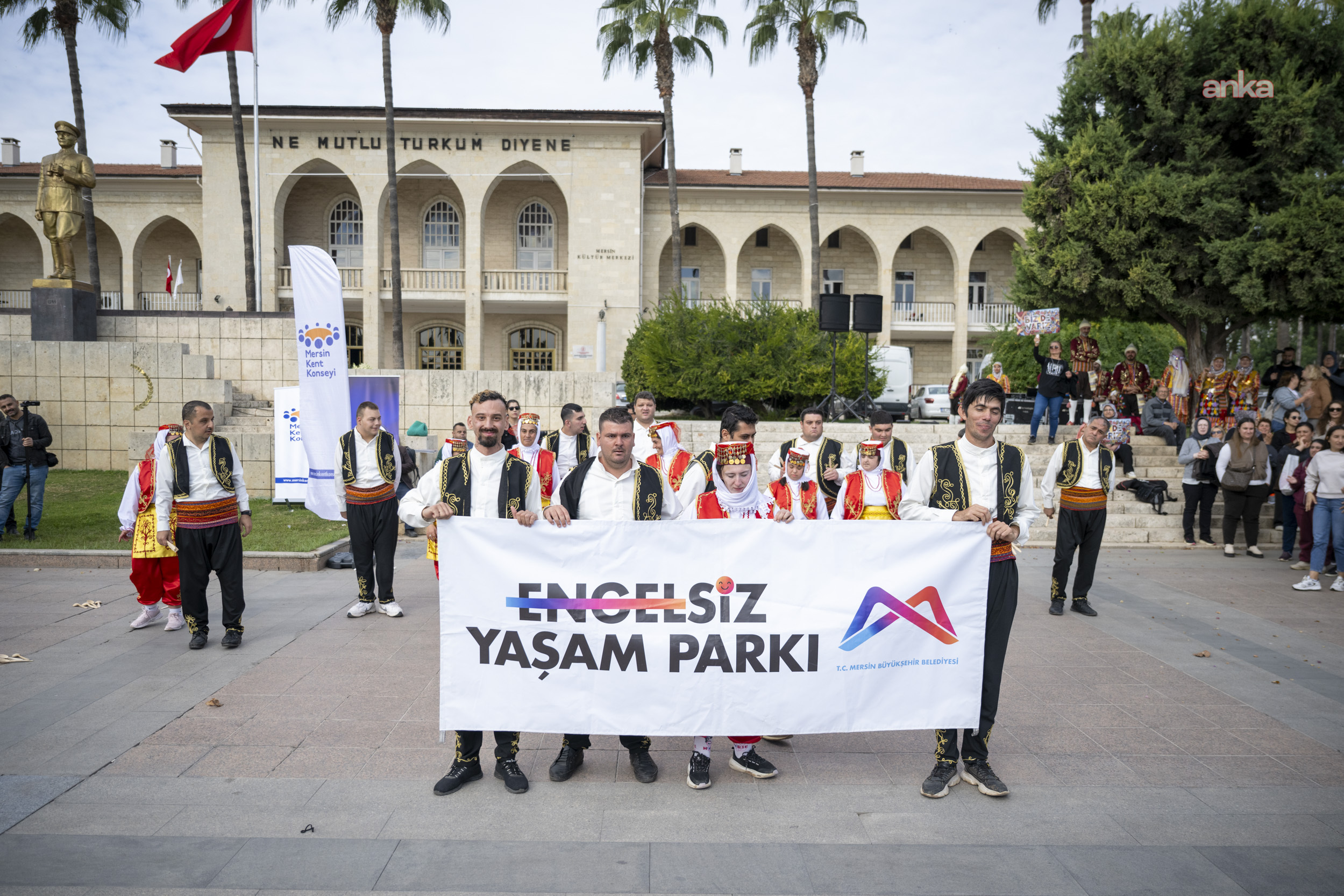 Mersin'de Dünya Engelliler Günü dolayısıyla farkındalık yürüyüşü düzenlendi