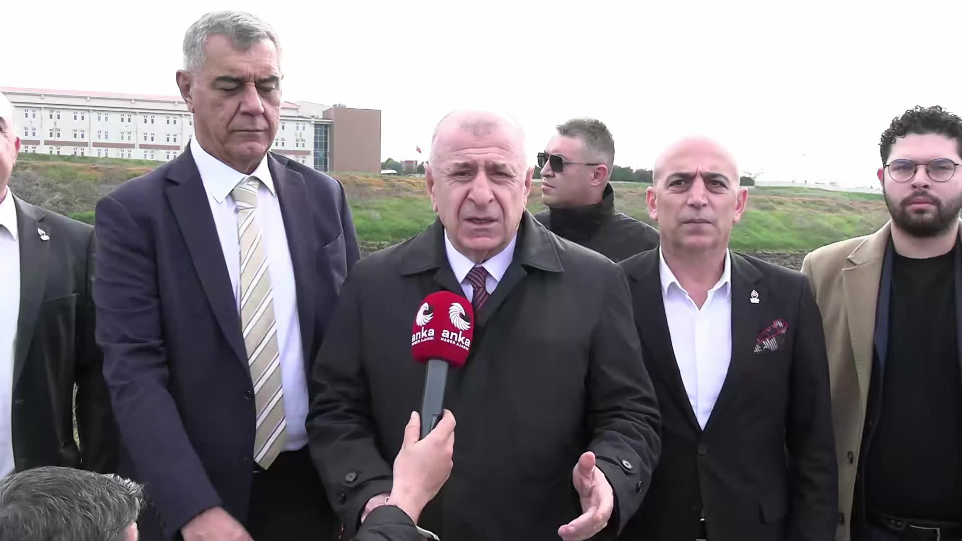 Ümit Özdağ,  Silivri'de ziyaretler gerçekleştirdi: Umuyorum düşman ceza hukukunun tamamen gündemden kalktığı bir Türkiye'yi de önümüzdeki seçimlerden sonra göreceğiz