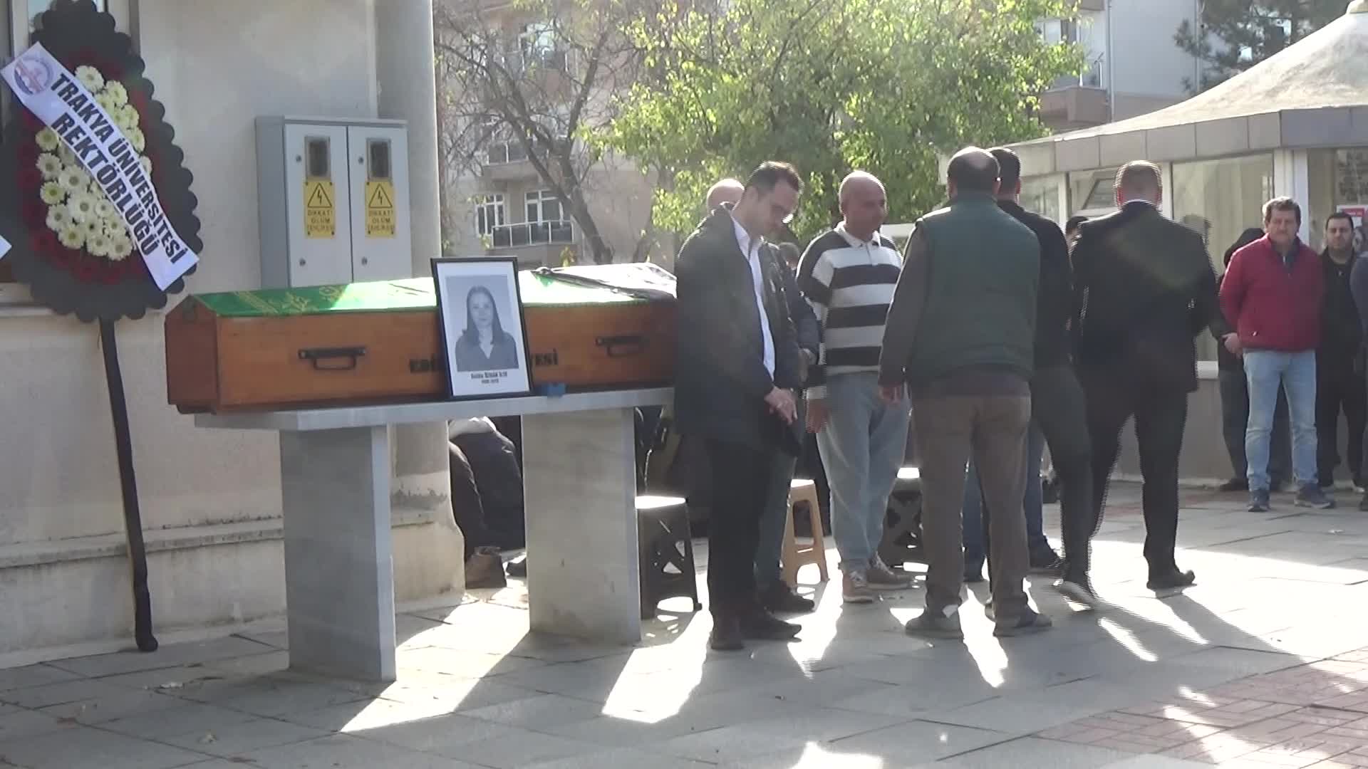 Edirne’de çalıştığı ofisinin penceresinden düşerek yaşamını yitiren Selda Özkan İlte son yolculuğuna uğurlandı
