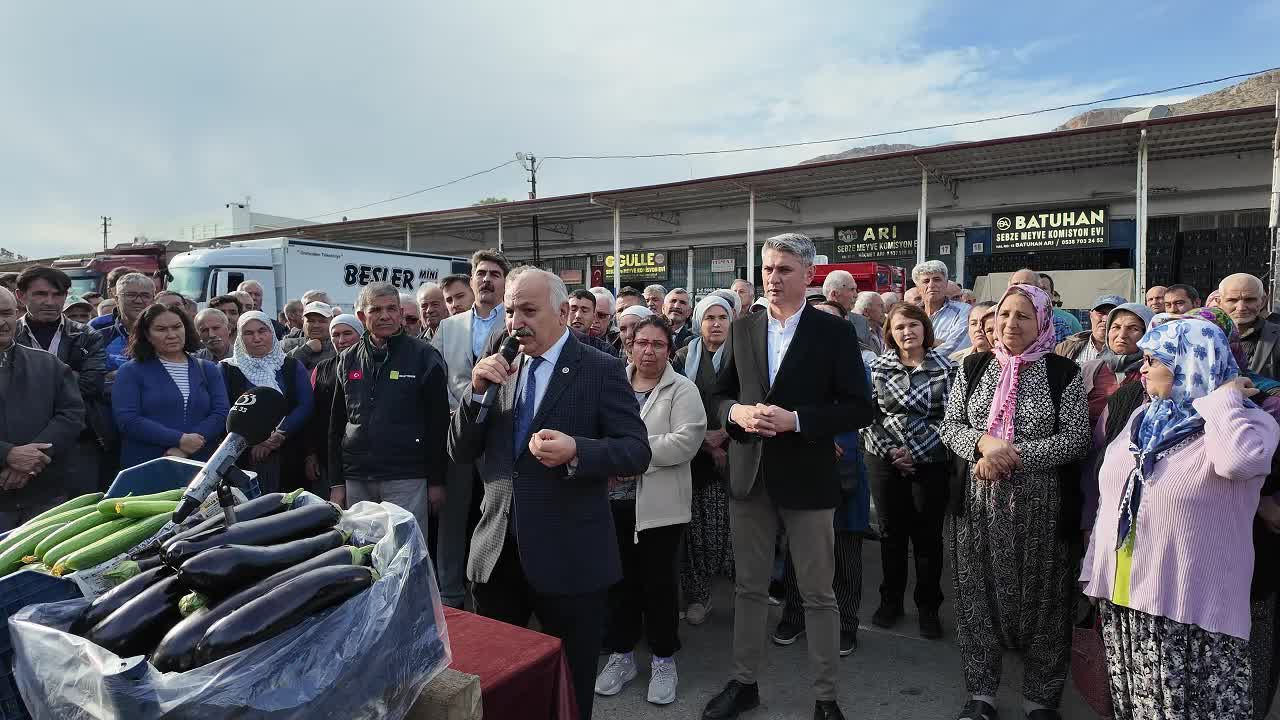 CHP'li Dinçer, Mersin'de salatalık üreticilerinin eyleminde konuştu: "Türkiye, artık üretimden elini ayağını çeker hale geldi"