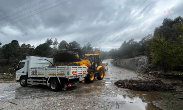 Muğla'da kuvvetli yağış hayatı olumsuz etkiledi, Büyükşehir ekipleri sahada çalışmalarını sürdürüyor