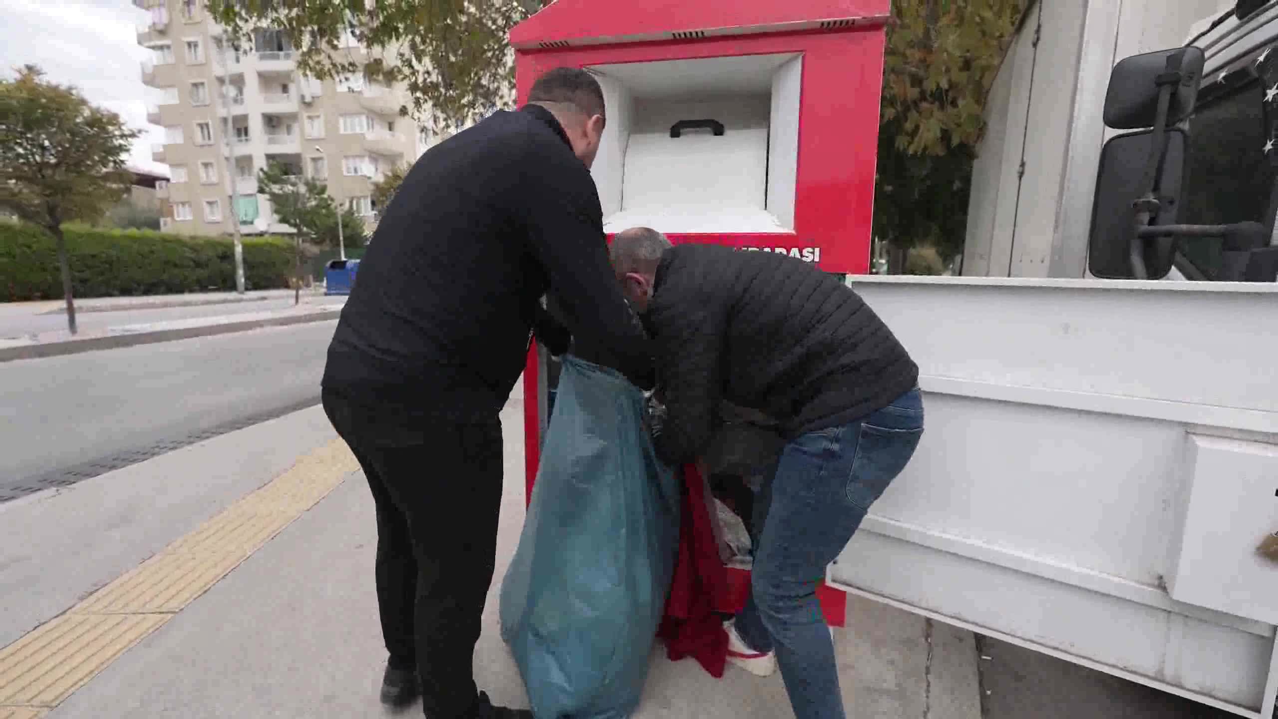 Buca’da giysi kumbaraları ile dayanışma büyüyor