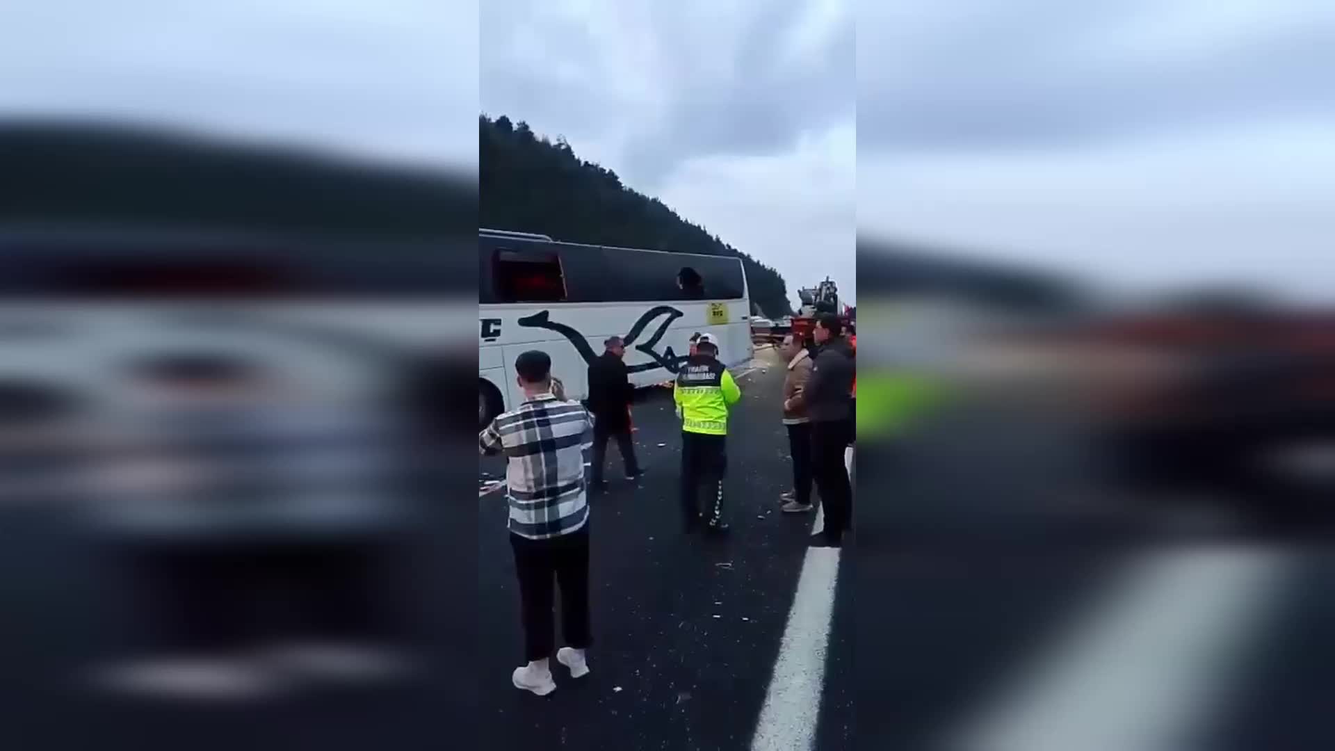 Osmaniye'de yolcu otobüsünün tıra çarpması sonucu 7 kişi hayatını kaybetti, 11 kişi yaralandı