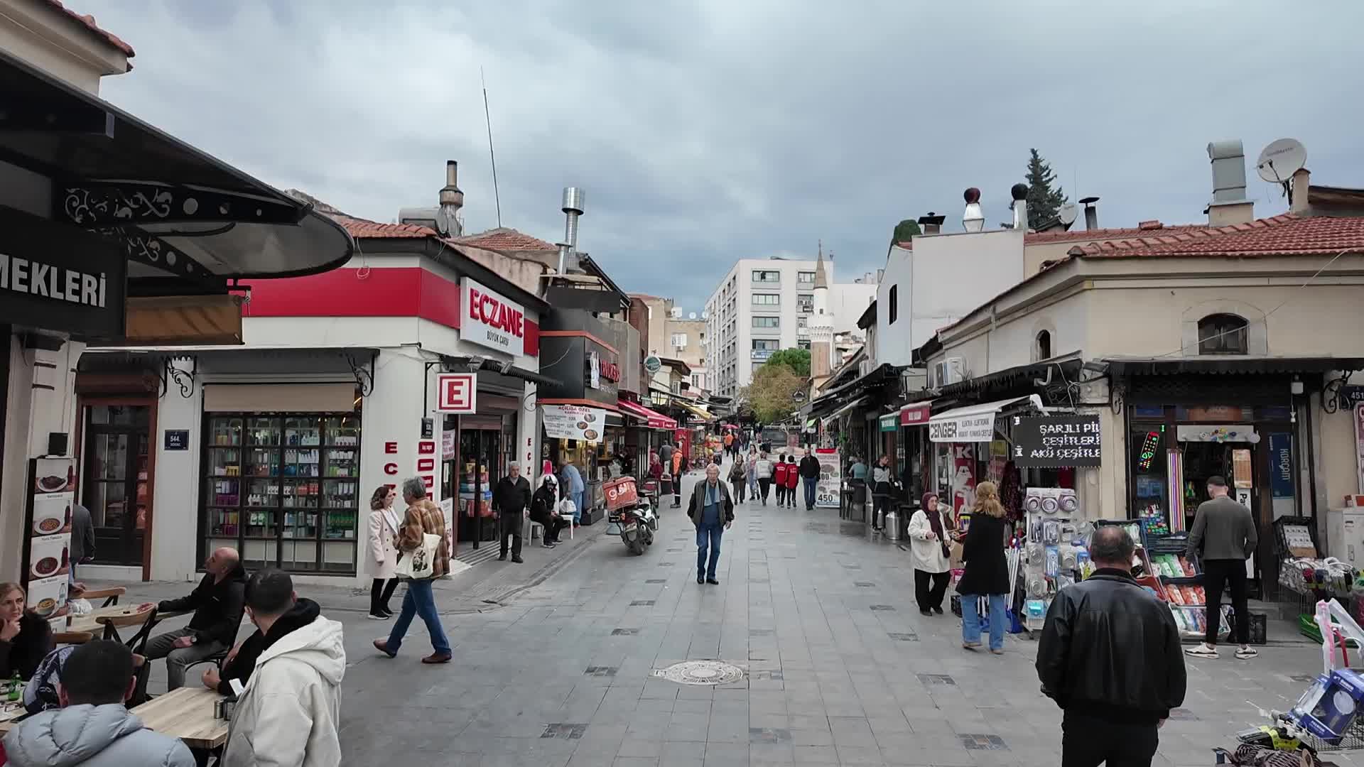 Bornova Belediyesi Zabıta ve Tarım ekiplerinden Tarihi Çarşı’da sıkı denetim