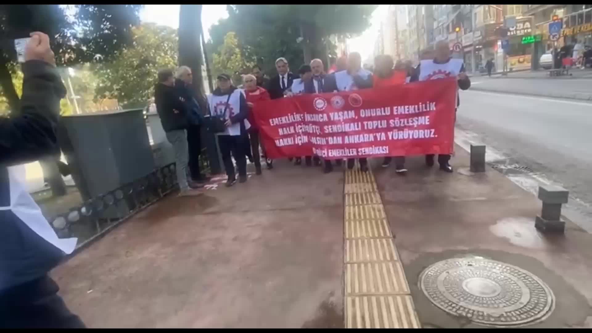 Dev Emekli- Sen Samsun Şubesi: "'Kaynak yok' diyenler dönüp sermayeye sağladıkları vergi aflarına, garanti ödemelerine ve şatafatlı harcamalarına baksınlar"