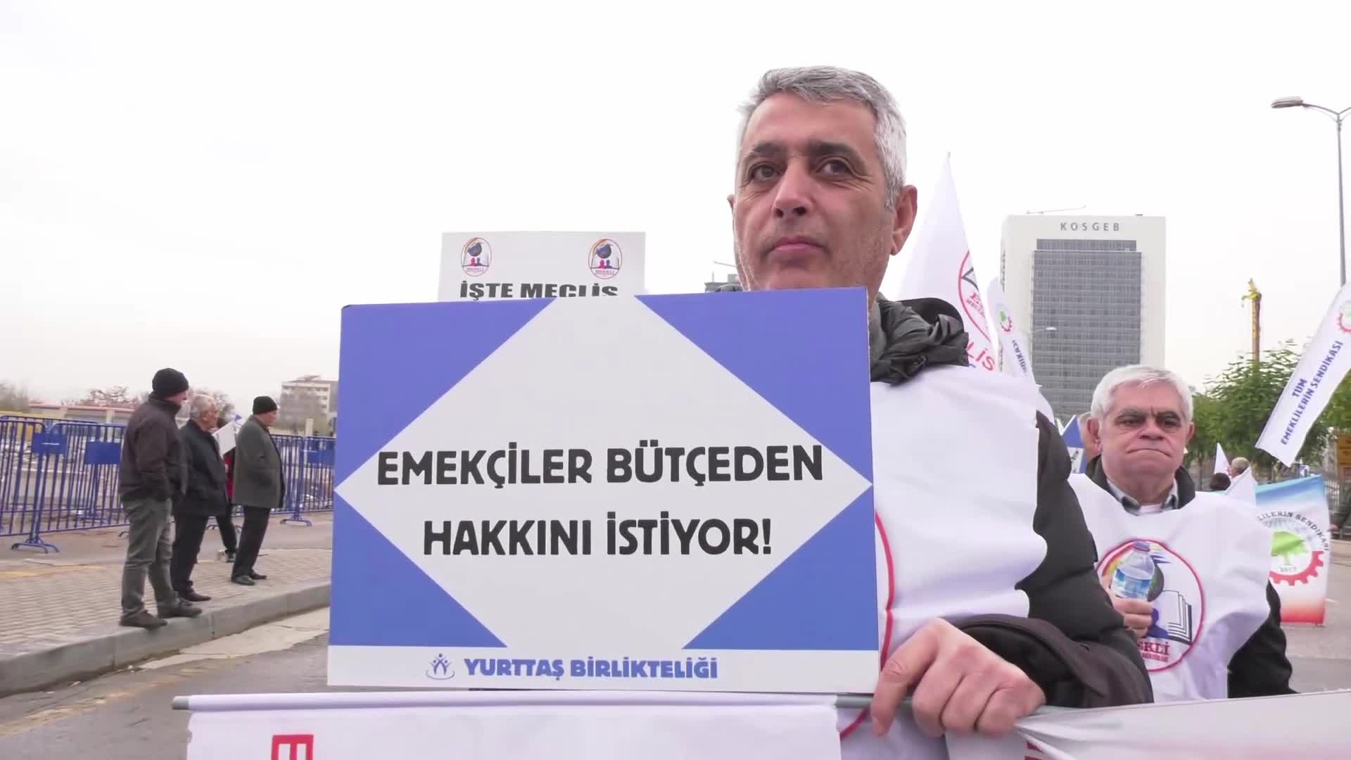 “Emeklilerin ve Emekçilerin Bütçe Hakkı” mitingi... AKM önünde toplanan vatandaşlar, Tandoğan Meydanı'na yürüdü
