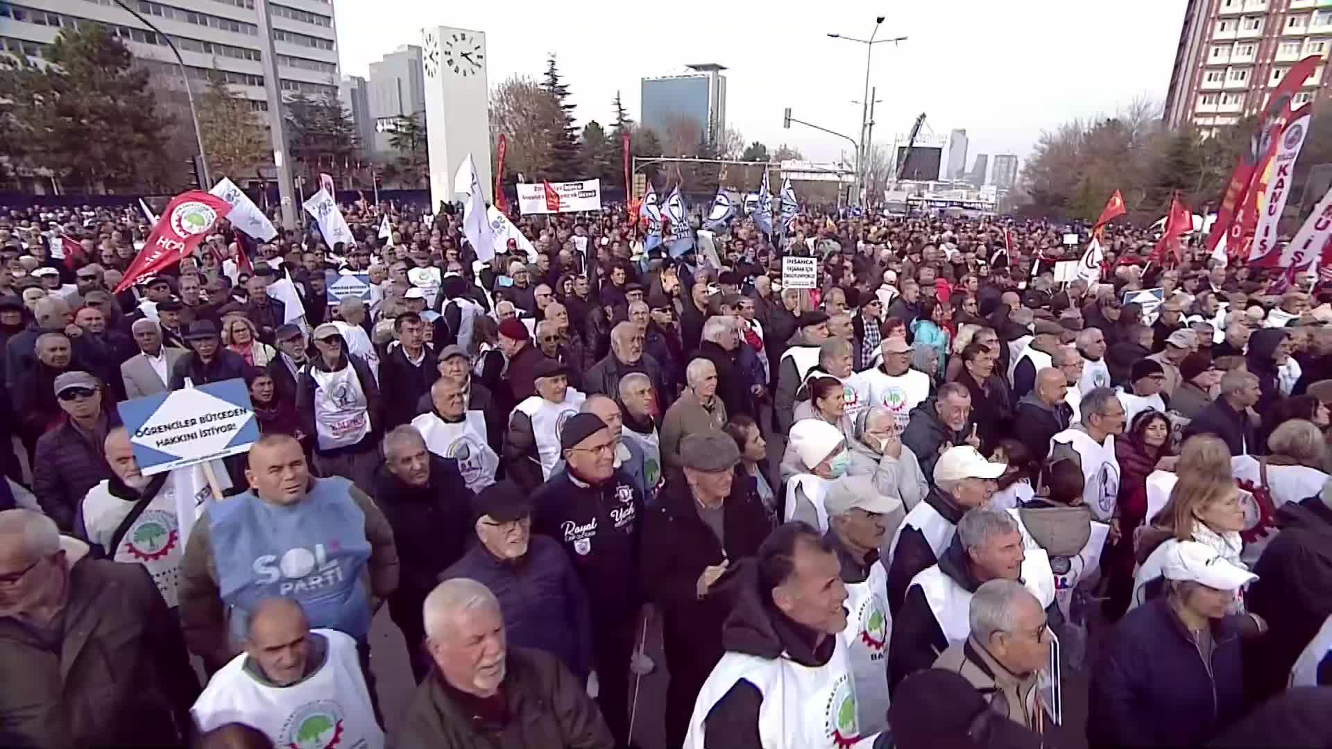 "Emeklilerin ve Emekçilerin Bütçe Hakkı" mitingi... EMEP Genel Başkanı Aslan: "Bu eşitsizlik, bu adaletsizlik, bu yağma düzenine hep birlikte son vereceğiz"