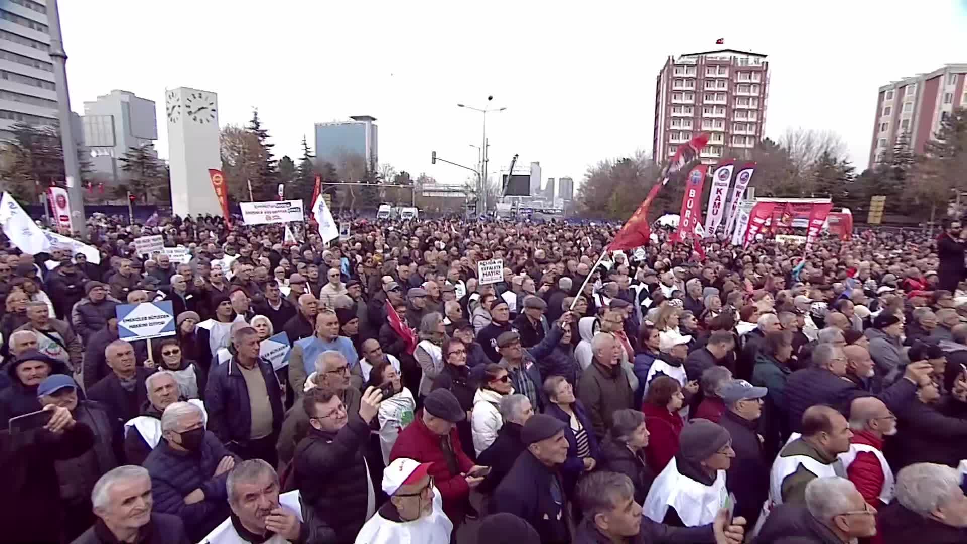 "Emeklilerin ve Emekçilerin Bütçe Hakkı" mitingi... Özgür Özel: "Tek adam yine kaybedecek yine yurttaş bütçe hakkını söke söke alacaktır"