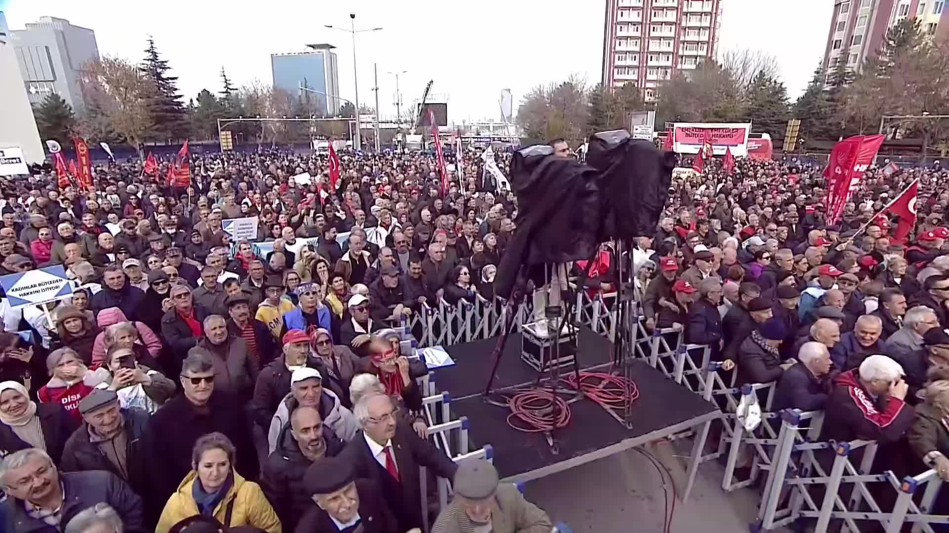 "Emeklilerin ve Emekçilerin Bütçe Hakkı" mitingi... SOL Parti Sözcüsü Tombul: "Sorun kaynak sorunu değil, tercih sorunu"