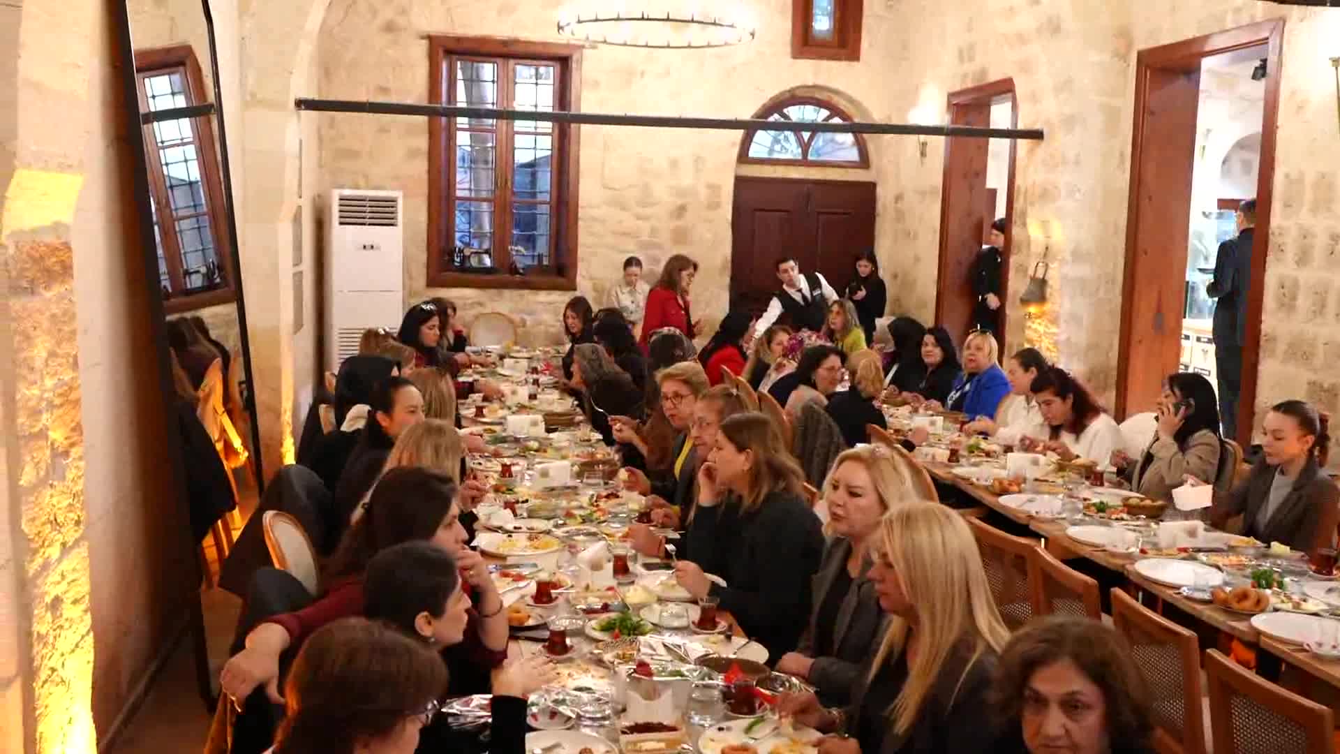 Mersin Büyükşehir Belediye Başkanı Seçer, kadın muhtarlar ile bir araya geldi