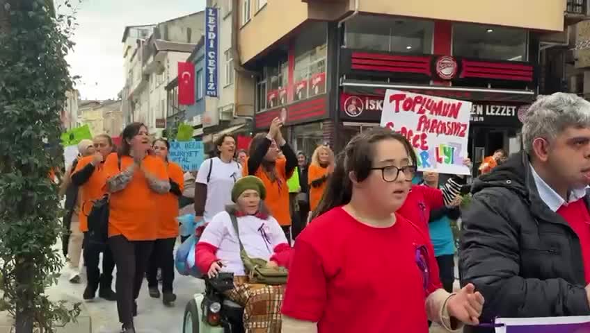 Fındıklı Engelsiz Yaşam Derneği'nden farkındalık yürüyüşü: "Bizler ne acınacak ne de dışlanacak bireyleriz"