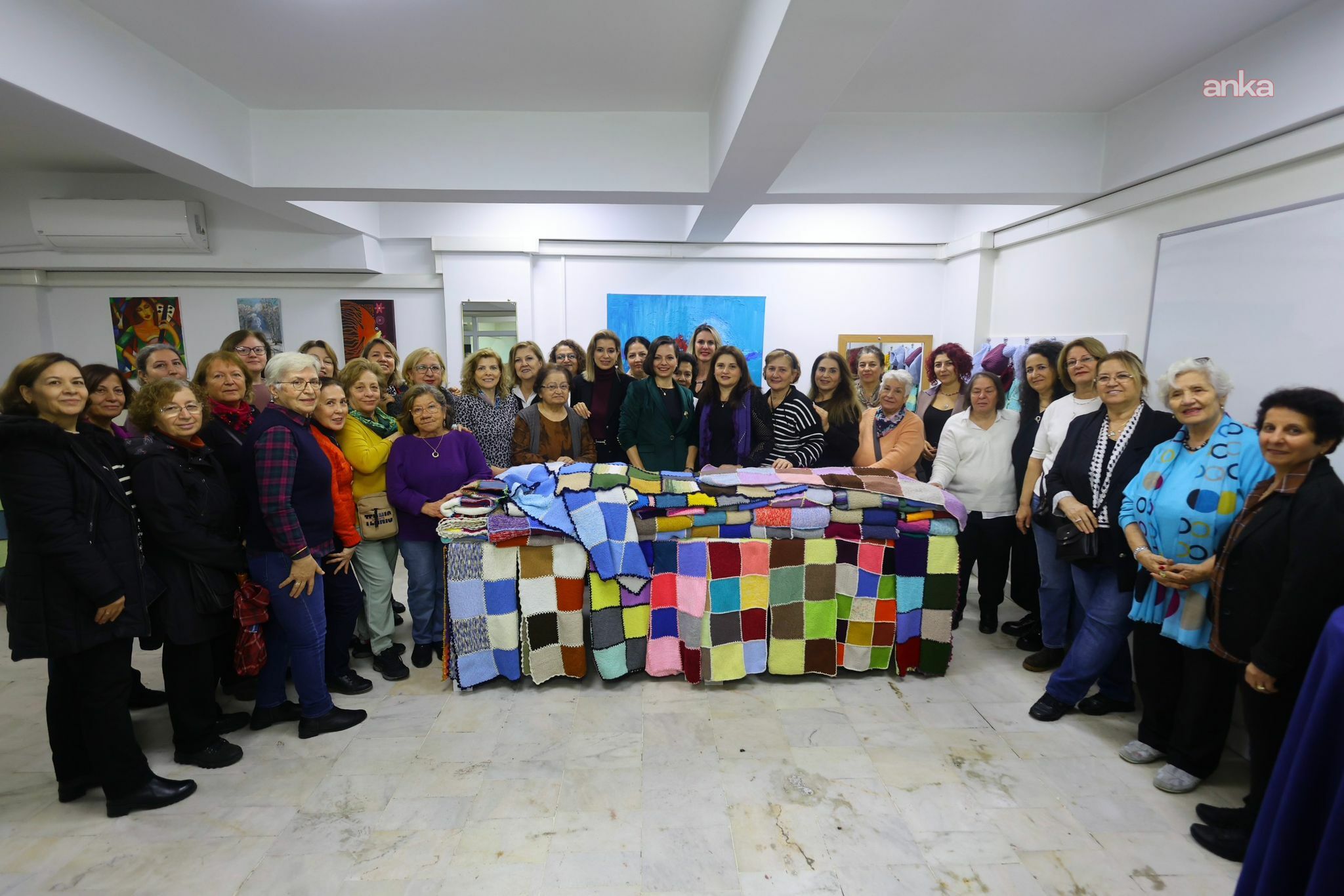 Karabağlar'da kadınların ördüğü battaniyelerden elde edilen gelir, LÖSEV'e bağışlanacak