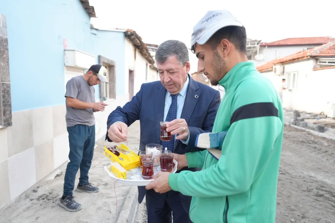 Burhaniye Belediyesi bozulan yollarda onarıma devam ediyor