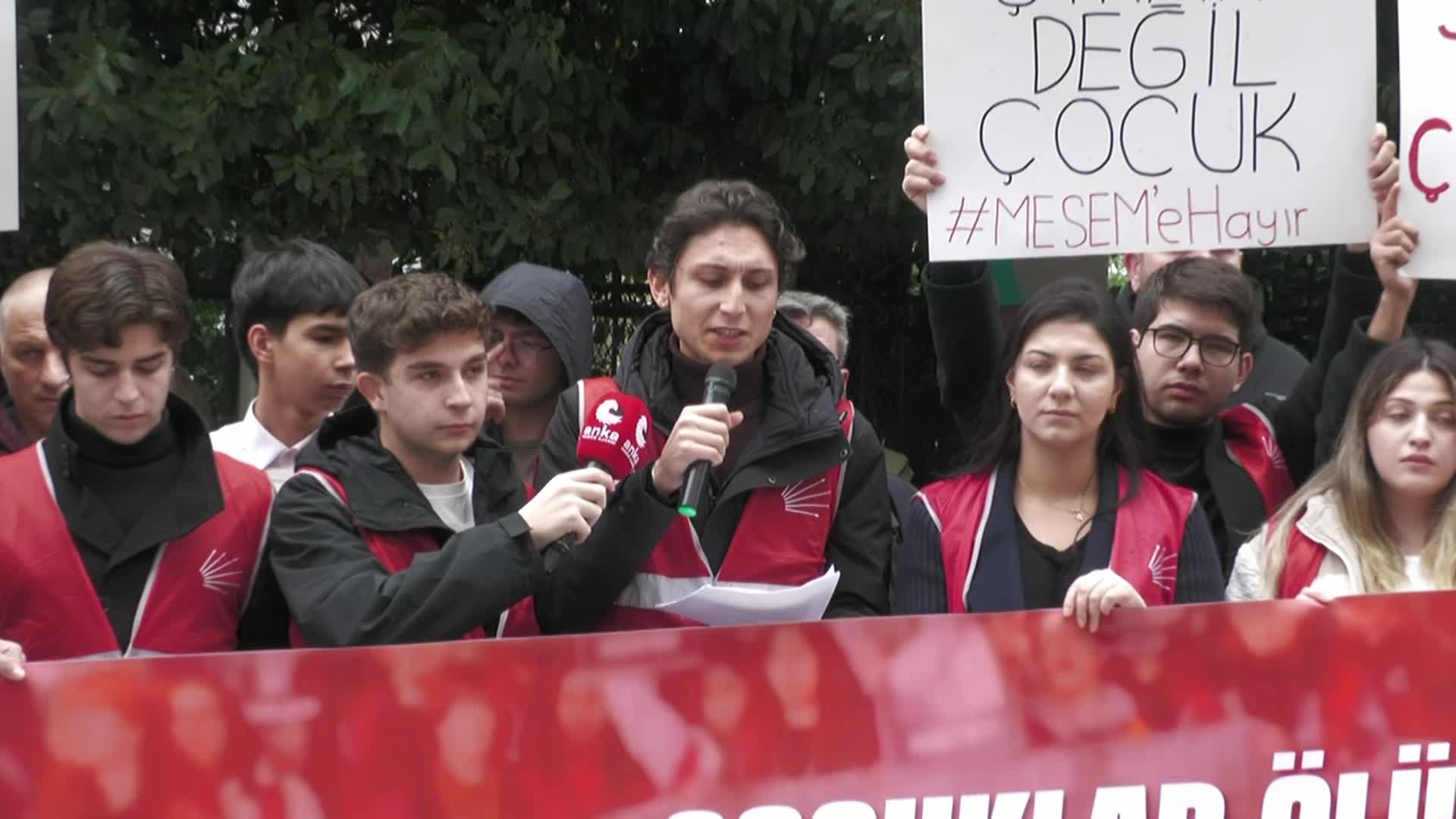 MESEM uygulamasını protesto eden CHP'li gençler İstanbul'un 39 ilçesinden seslendi: 16 TİP'li arkadaşımız serbest bırakılsın... Zindanları hesap soran gençler değil her yıl onlarca çocuğun ölümüne neden olanlarla dolmalı