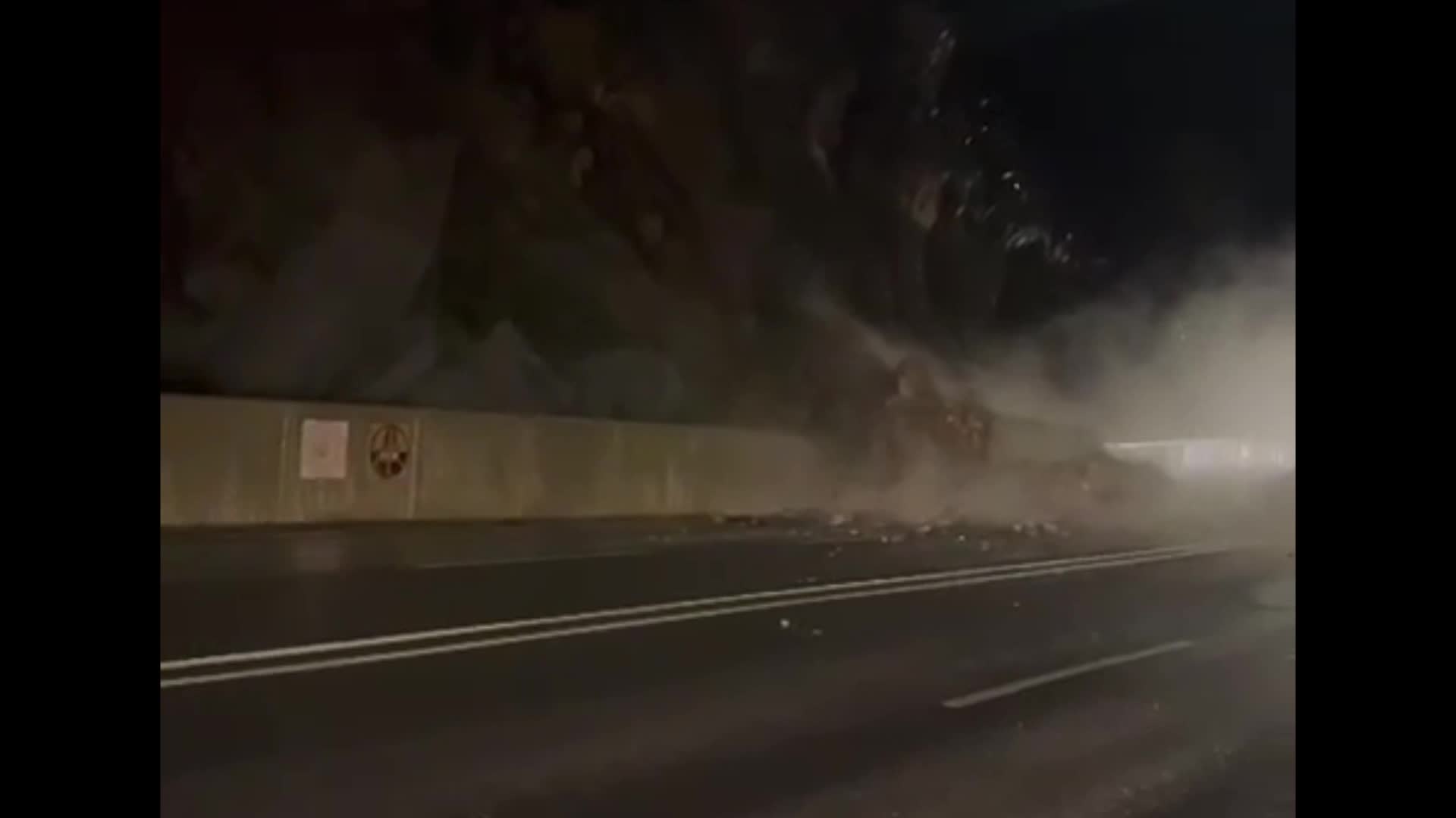 Hakkari’de yağmur sonrası heyelan oluştu, dev kayalar yola savruldu