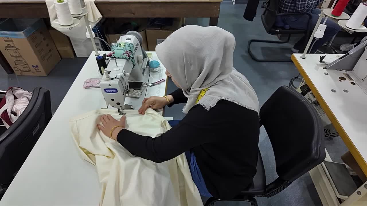 Özel gereksinimli bireylerin anneleri, Mersin Büyükşehir Belediyesi ile dikiş dikmeyi öğreniyor