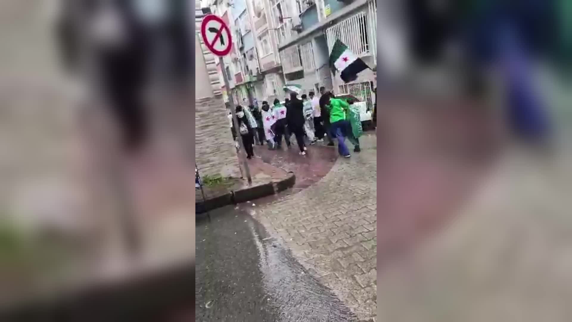 Ümit Özdağ'dan, Esad rejiminin düşmesinin yıldönümünü İstanbul'da kutlayan sığınmacılara tepki: "Neden bu kutlamayı dönüp vatanınızda yapmıyorsunuz?"