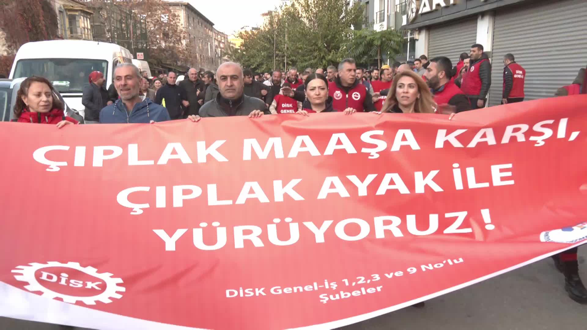 İzmir'de Genel-İş’ten 'çıplak maaş' protestosu: İşçiler çıplak ayakla yürüdü, yarım gün iş bıraktı