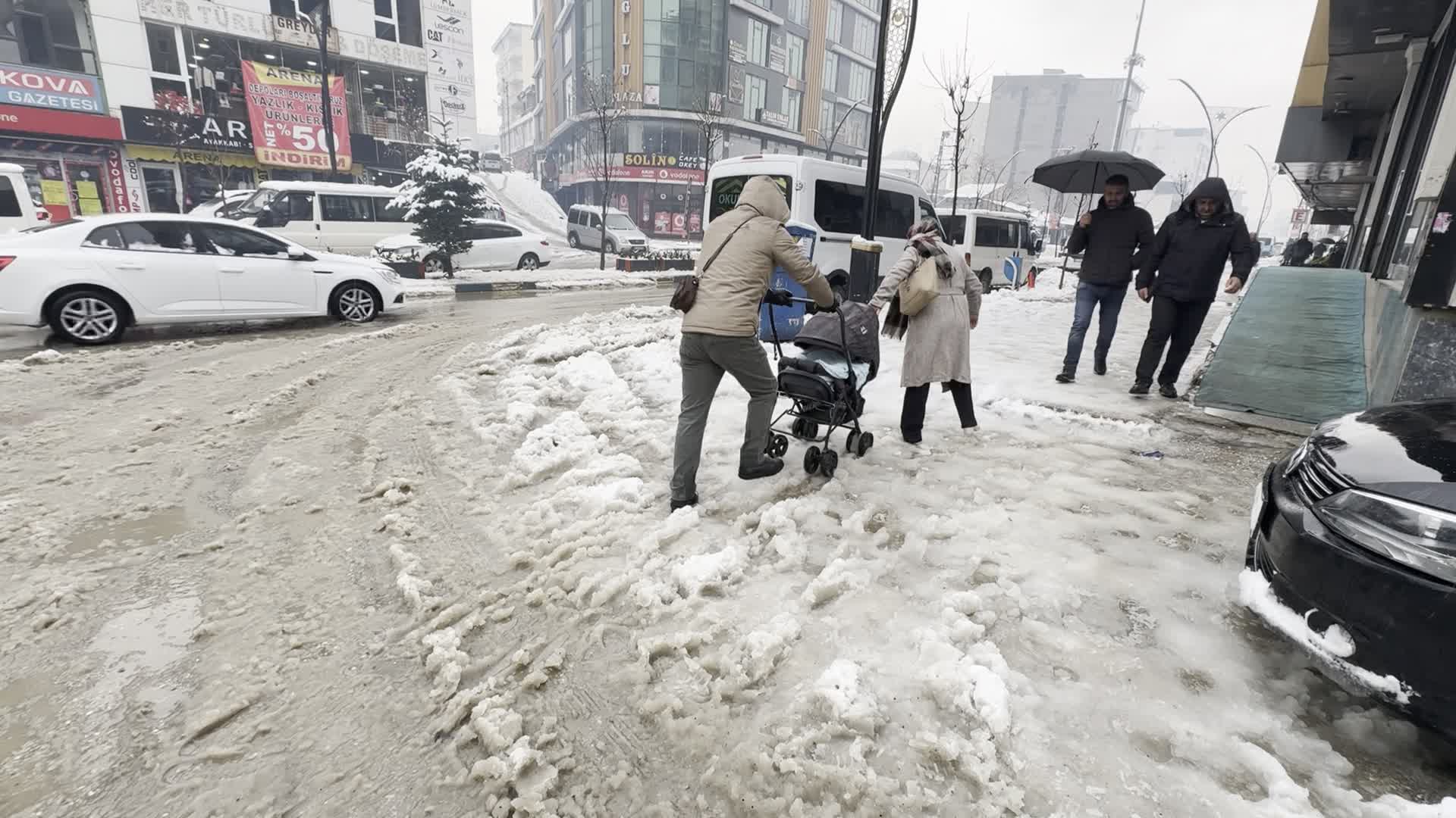 Hakkari'de kar yağışı hayatı olumsuz etkiledi: 13 köy ve 30 mezra yolu ulaşıma kapandı