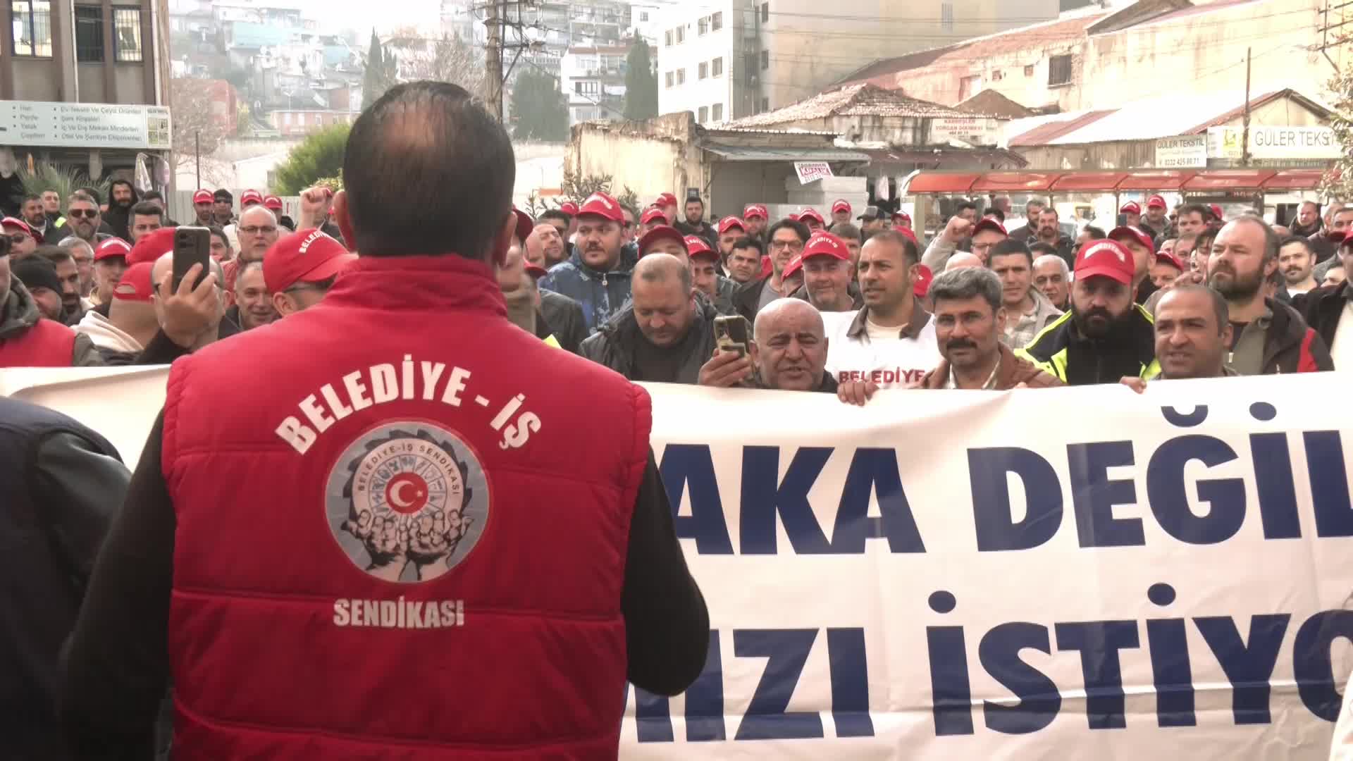 İzmir Büyükşehir Belediyesi’nde "maaş" eylemi...