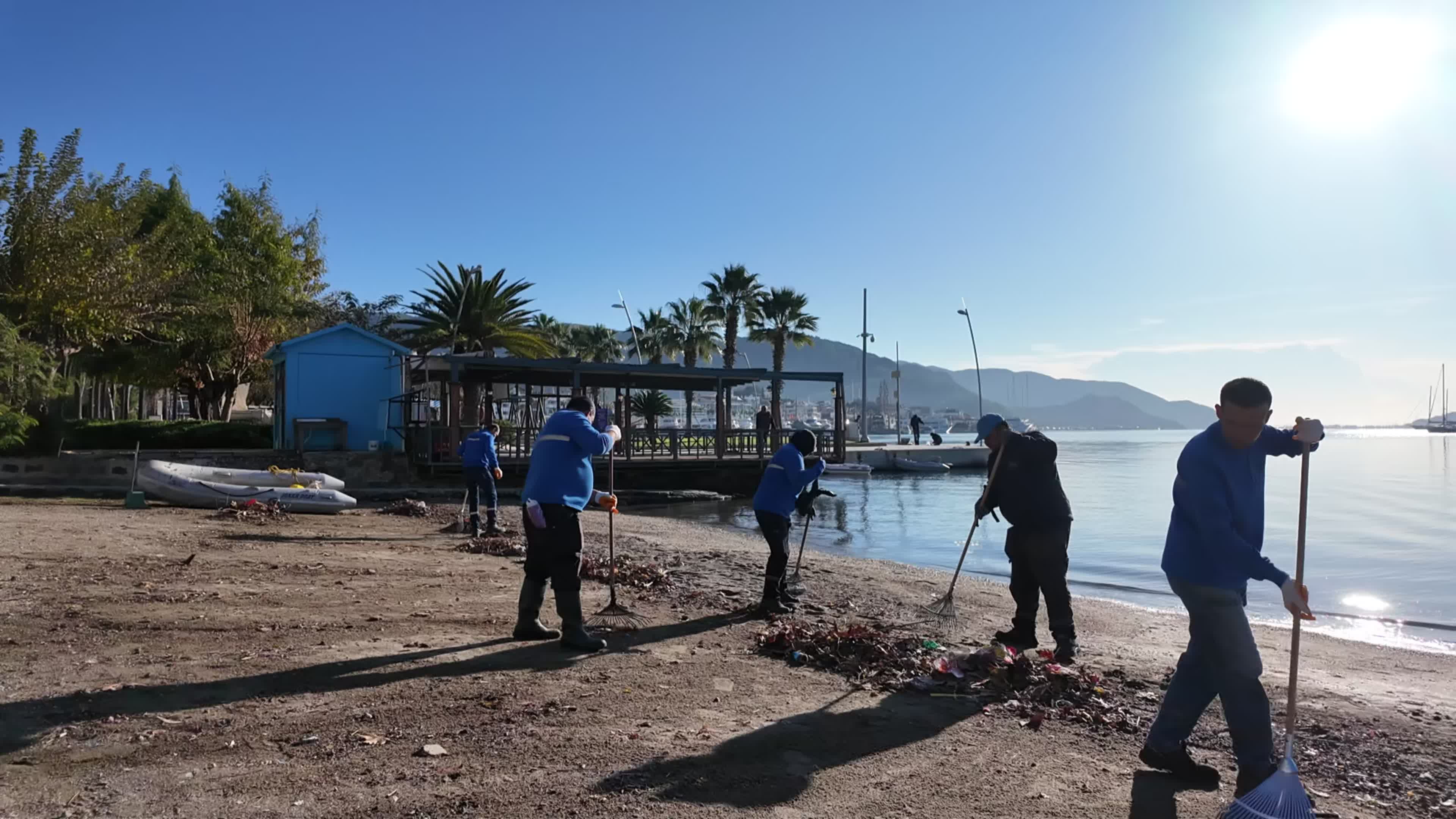 Marmaris Belediyesi'nden fırtınanın ardından sahil ve yürüyüş yollarında temizlik çalışması