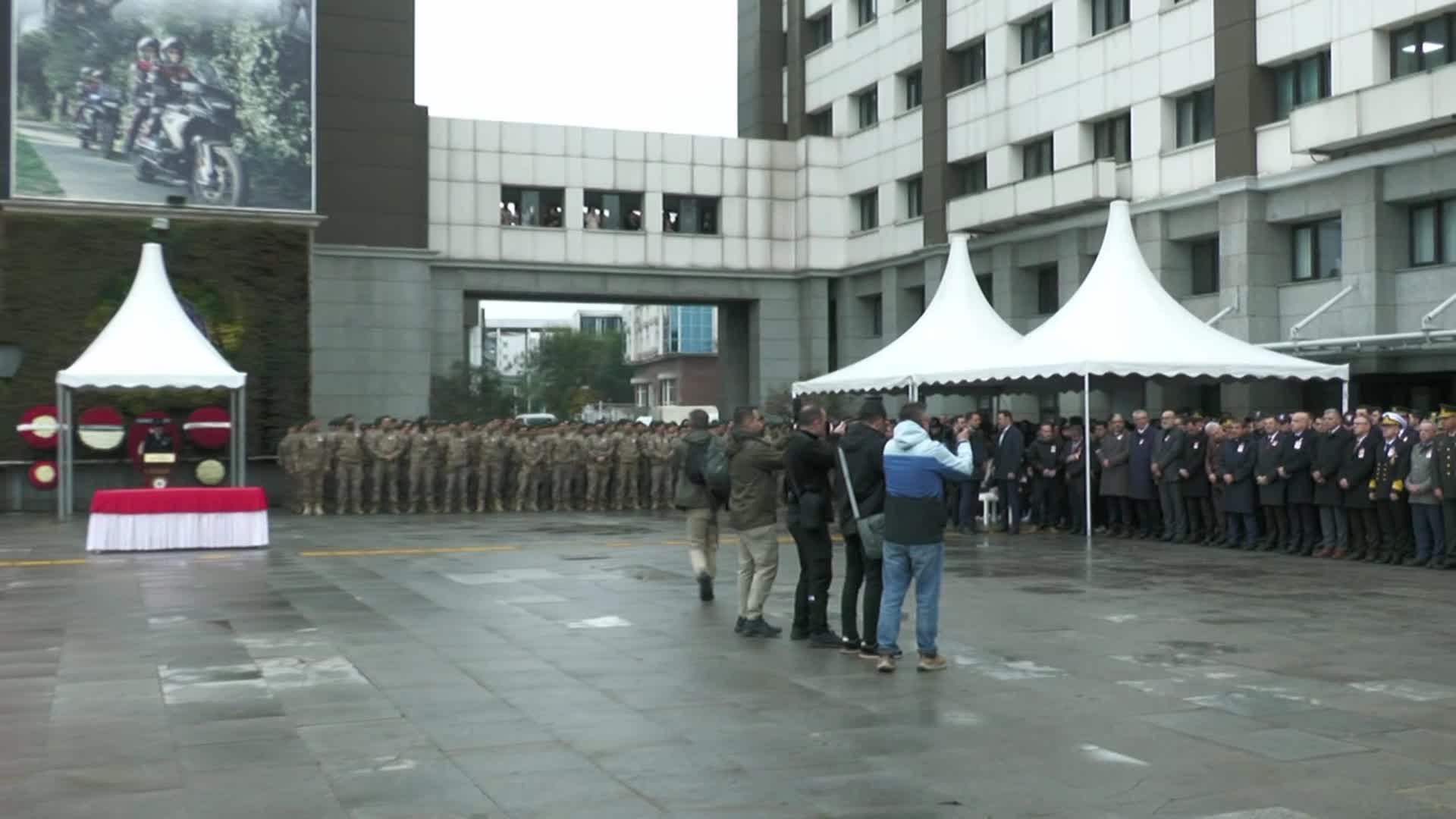 Şehit polis için tören düzenlendi... Yerlikaya: O zehir tacirleriyle, şehir eşkıyalarıyla mücadelemizi kararlılıkla sürdürmeye devam edeceğiz