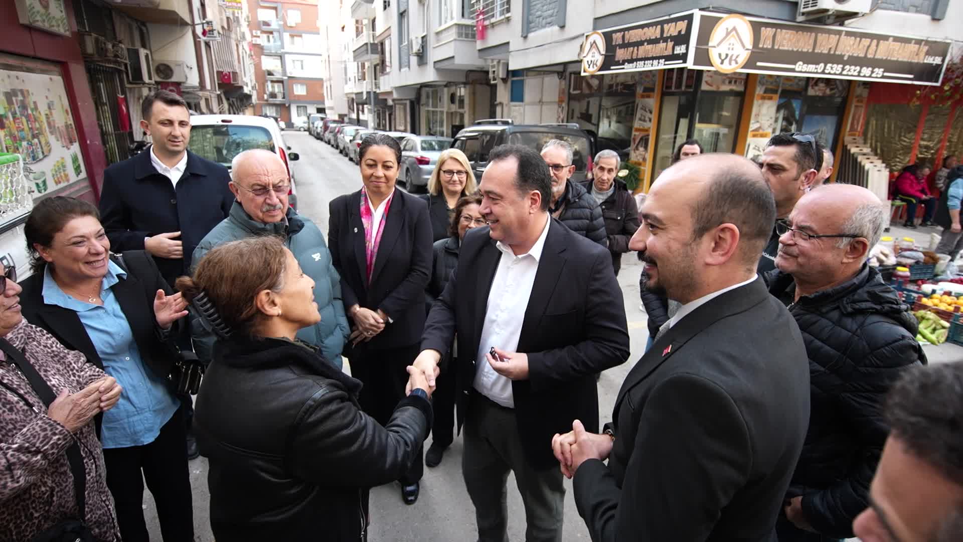 Manisa Büyükşehir Belediye Başkanı Dutlulu, Karaköy Pazarı'nı ziyaret etti
