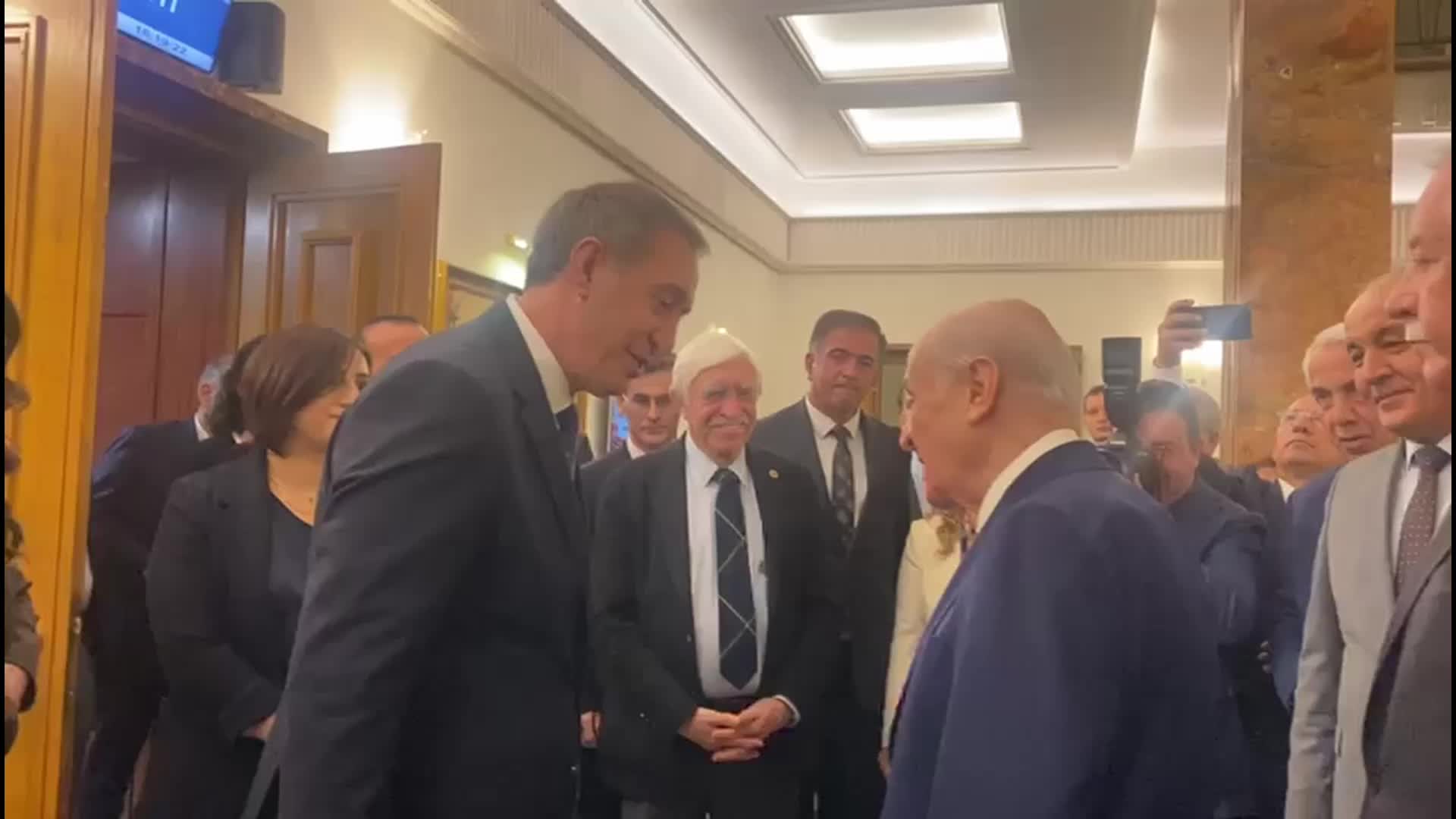 TBMM Genel Kurulu'nda 2026 yılı bütçe görüşmeleri... MHP lideri Bahçeli kuliste Tuncer Bakırhan ve Tülay Hatimoğulları ile tokalaştı