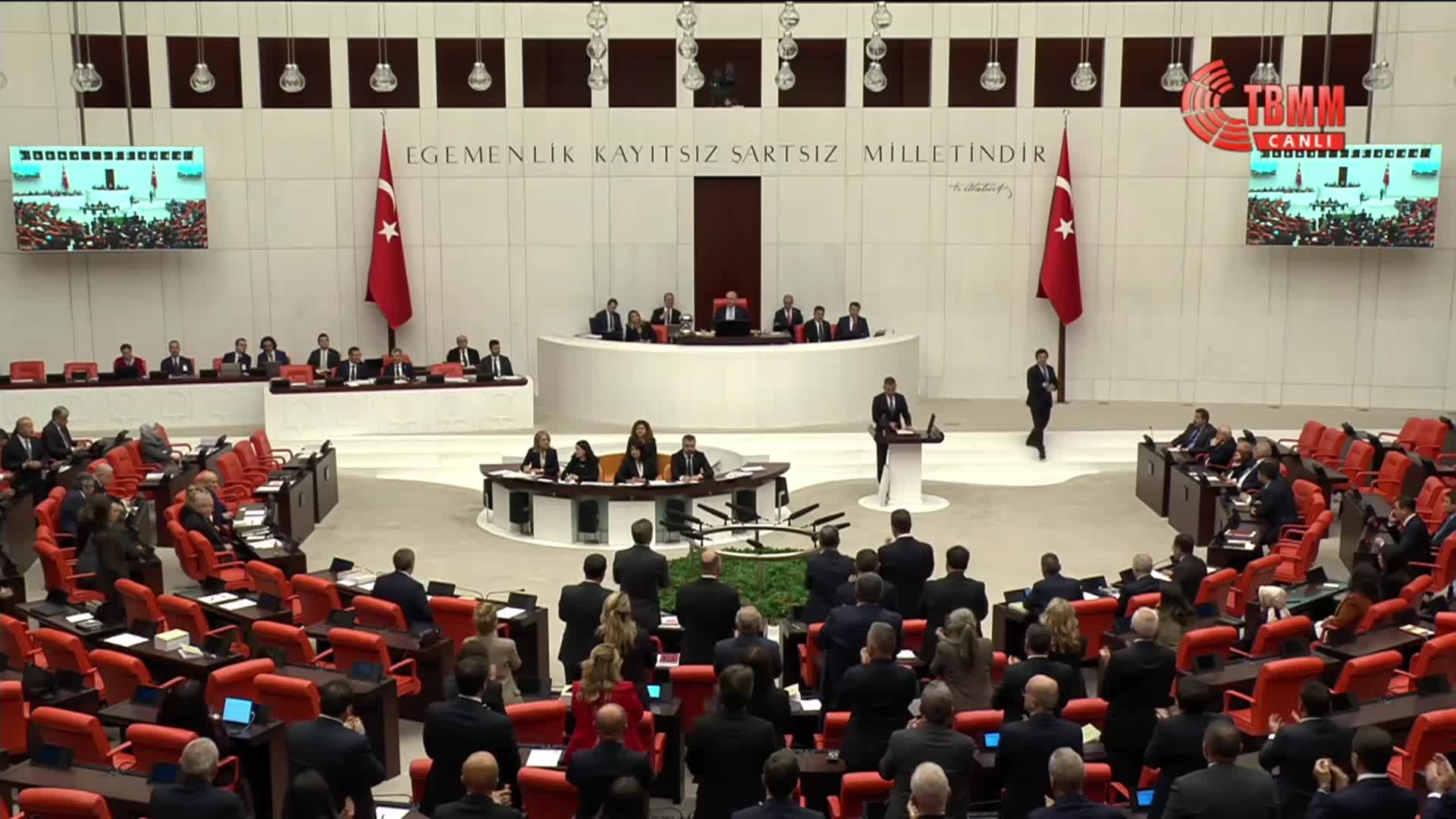 2026 Bütçesi TBMM Genel Kurulu'nda... Özgür Özel'den Cevdet Yılmaz'a: "Siyaset bu kadar berbat bir performanstan sonra öz eleştiri bekler"