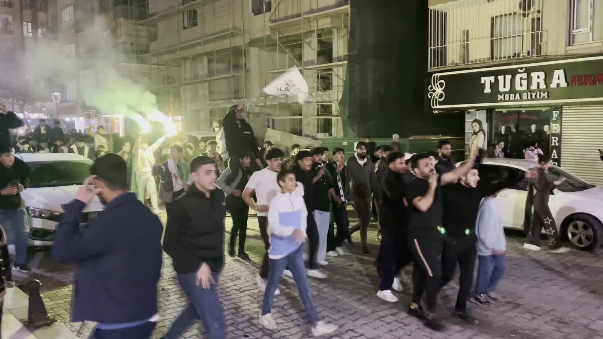 Şanlıurfa'daki Suriyelilerden Esad yönetiminin devrilmesinin yıl dönümünde kutlamalar