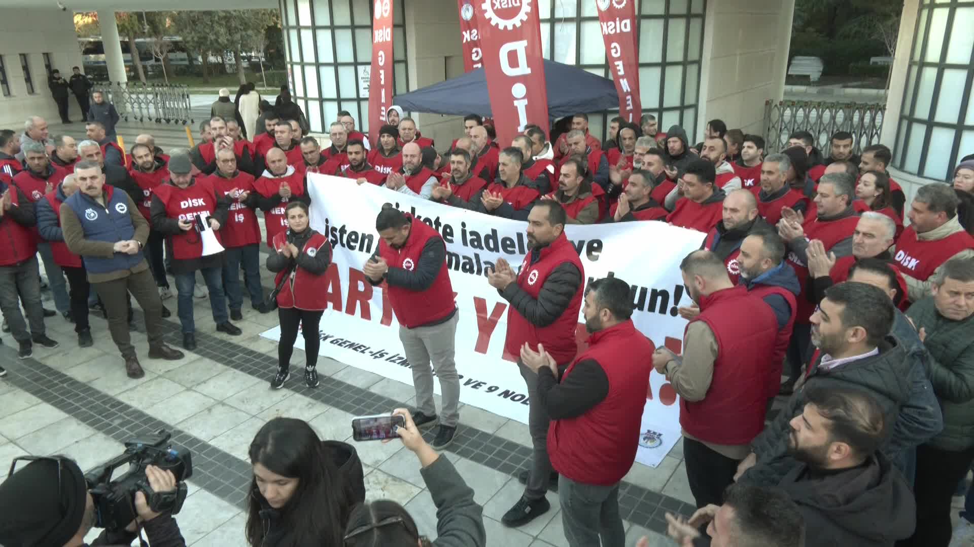 DİSK/ Genel-İş üyeleri Basmane Kapısı önünde çadır kurdu: "Paralarımız ödense bile, arkadaşlarımız işine dönmeden geri adım atmayacağız"
