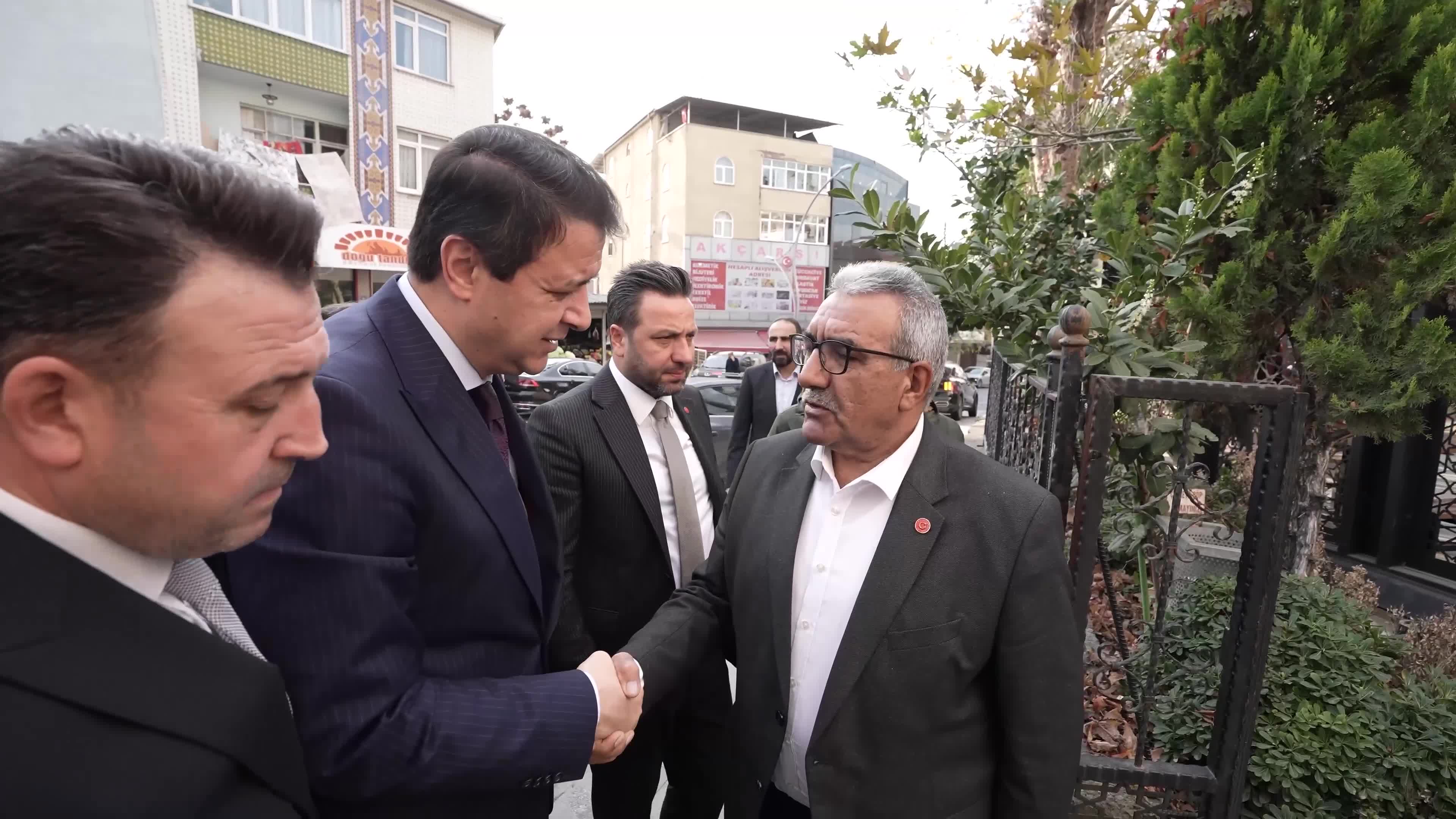 Mahmut Arıkan, Dilovası'nda çıkan yangında hayatını kaybeden 6 kişinin ailelerine taziye ziyaretinde bulundu: Sizler burada nasıl mücadele veriyorsanız, biz de Meclis’te aynı kararlılıkla mücadele edeceğiz