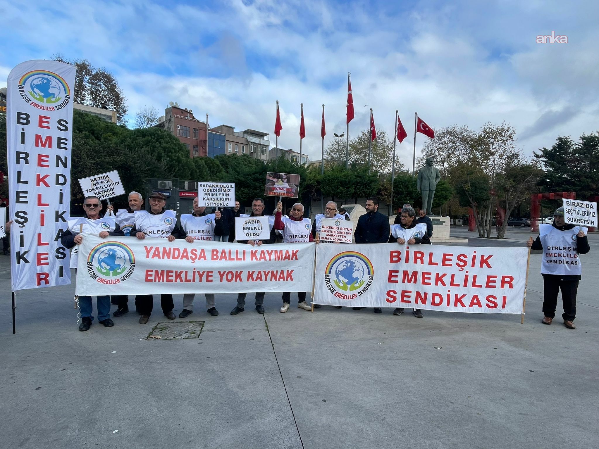 Emekliler Kartal Meydanı'nda seslendi: 23 yıldır iktidar aklımızla alay ederek bir TÜİK'i, bir SGK'yı hedef gösteriyor