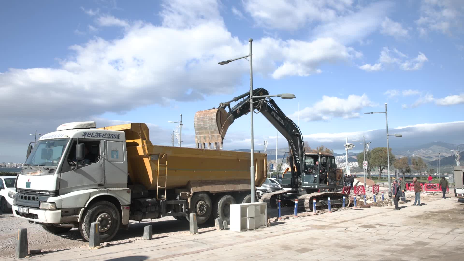 Mithatpaşa Caddesi’ndeki ana boru arızası için İZSU seferber oldu