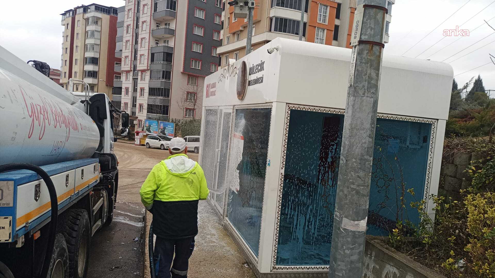 Bilecik Belediyesi'nden duraklarda temizlik ve bakım çalışması