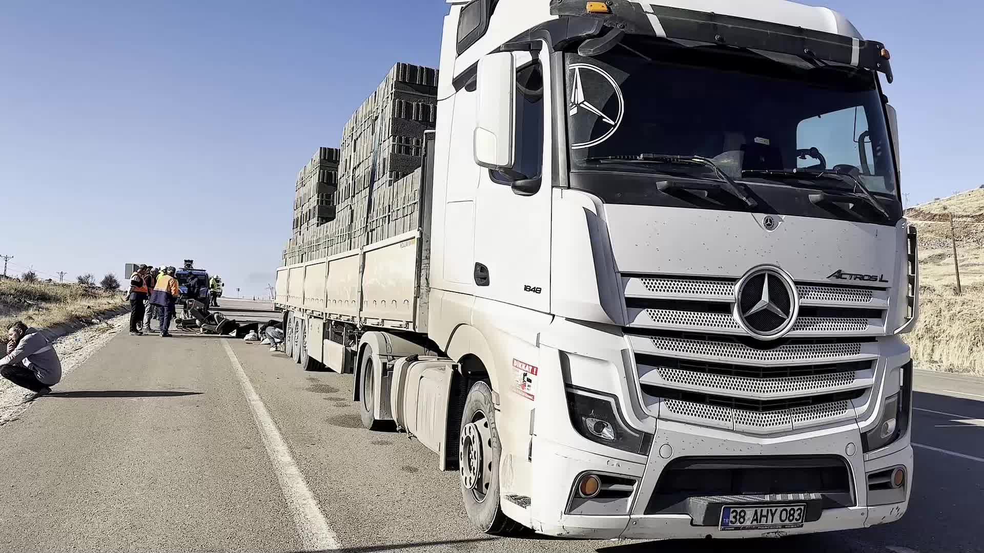 Akçadağ’da feci kaza: Minibüs tıra çarptı, 3 kişi yaşamını yitirdi