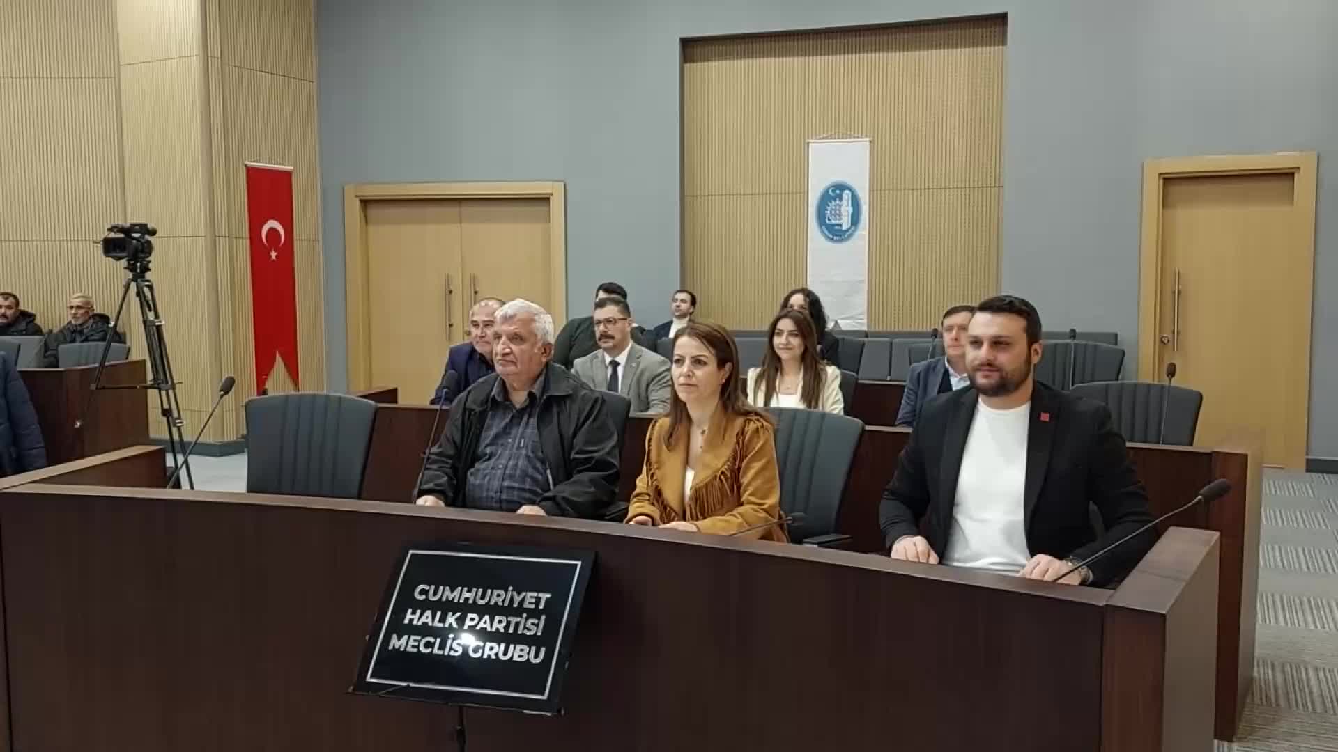 Çorum Belediye Meclisi'nde makam aracı tartışması... CHP Belediye Meclisi Grup Başkanvekili Yılmaz: "4 makam aracı varken 5 milyonun üzerinde para verilerek yeni araç alındı"