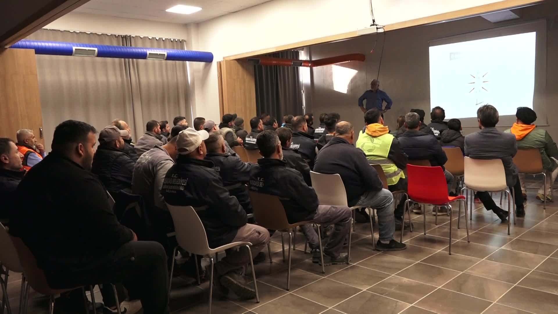 Kuşadası Belediyesi Temizlik İşleri Müdürlüğü personeli “güvenli sürüş” eğitimi aldı