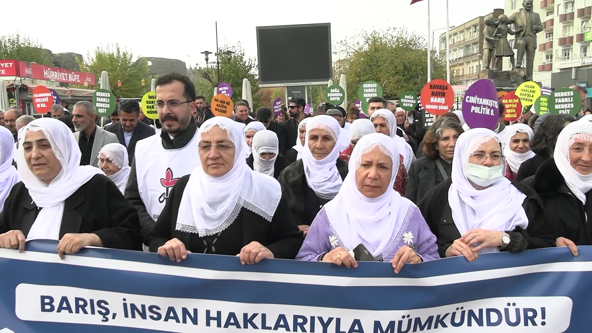 Diyarbakır'da 10 Aralık İnsan Hakları Günü yürüyüşü: "Barış insan haklarıyla mümkündür"